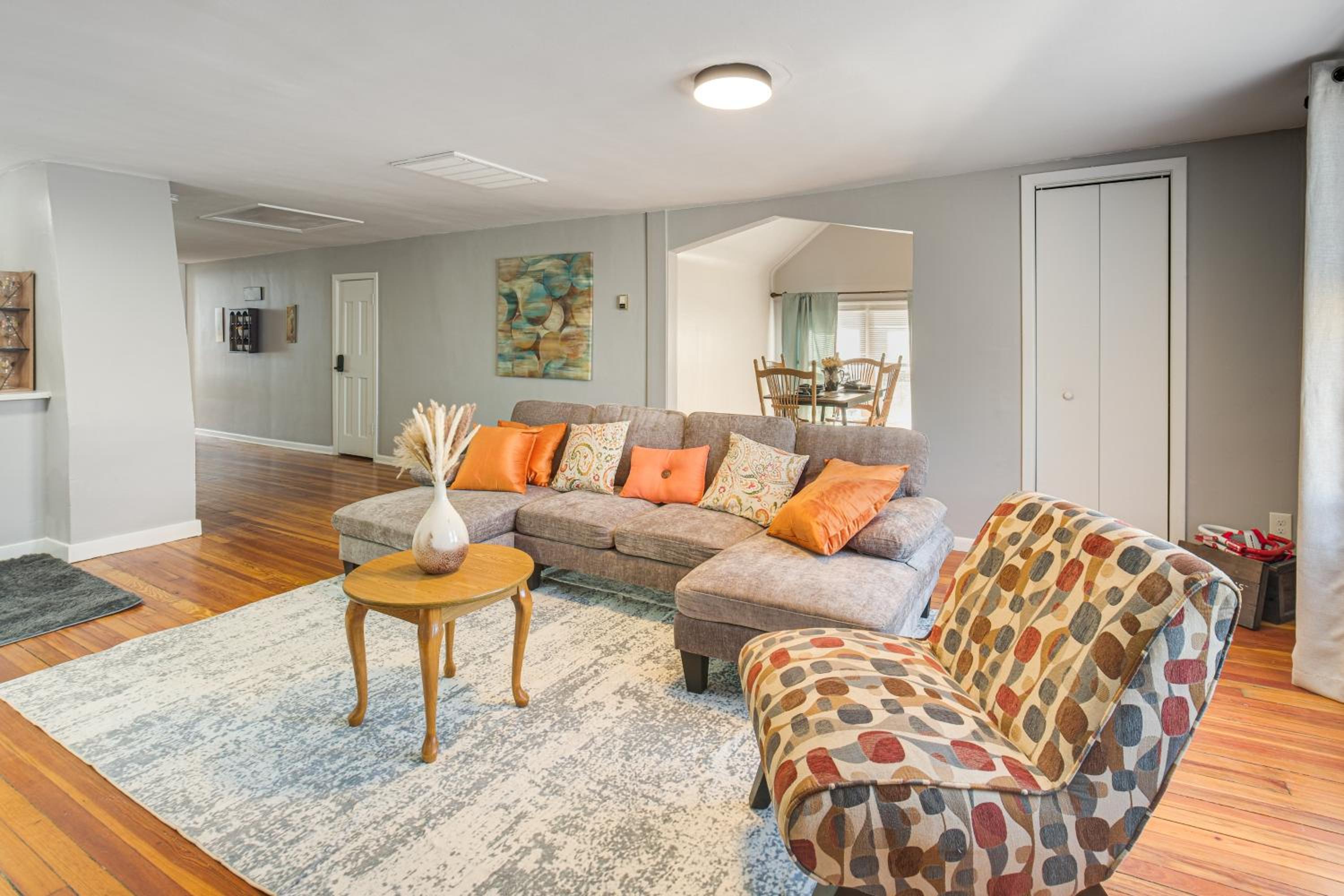 Walk to Coventry Village Charming Top-Floor Unit!