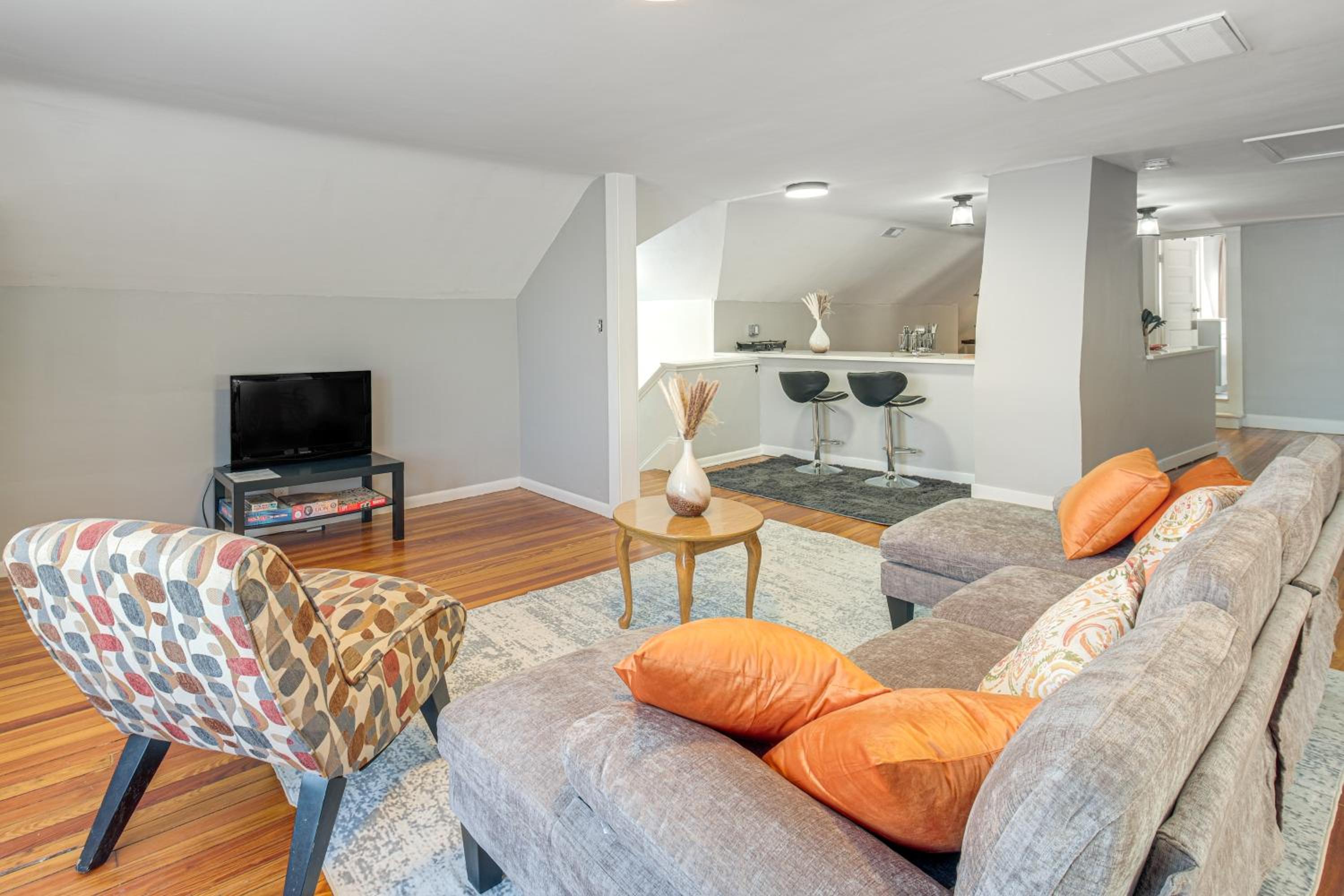 Walk to Coventry Village Charming Top-Floor Unit!