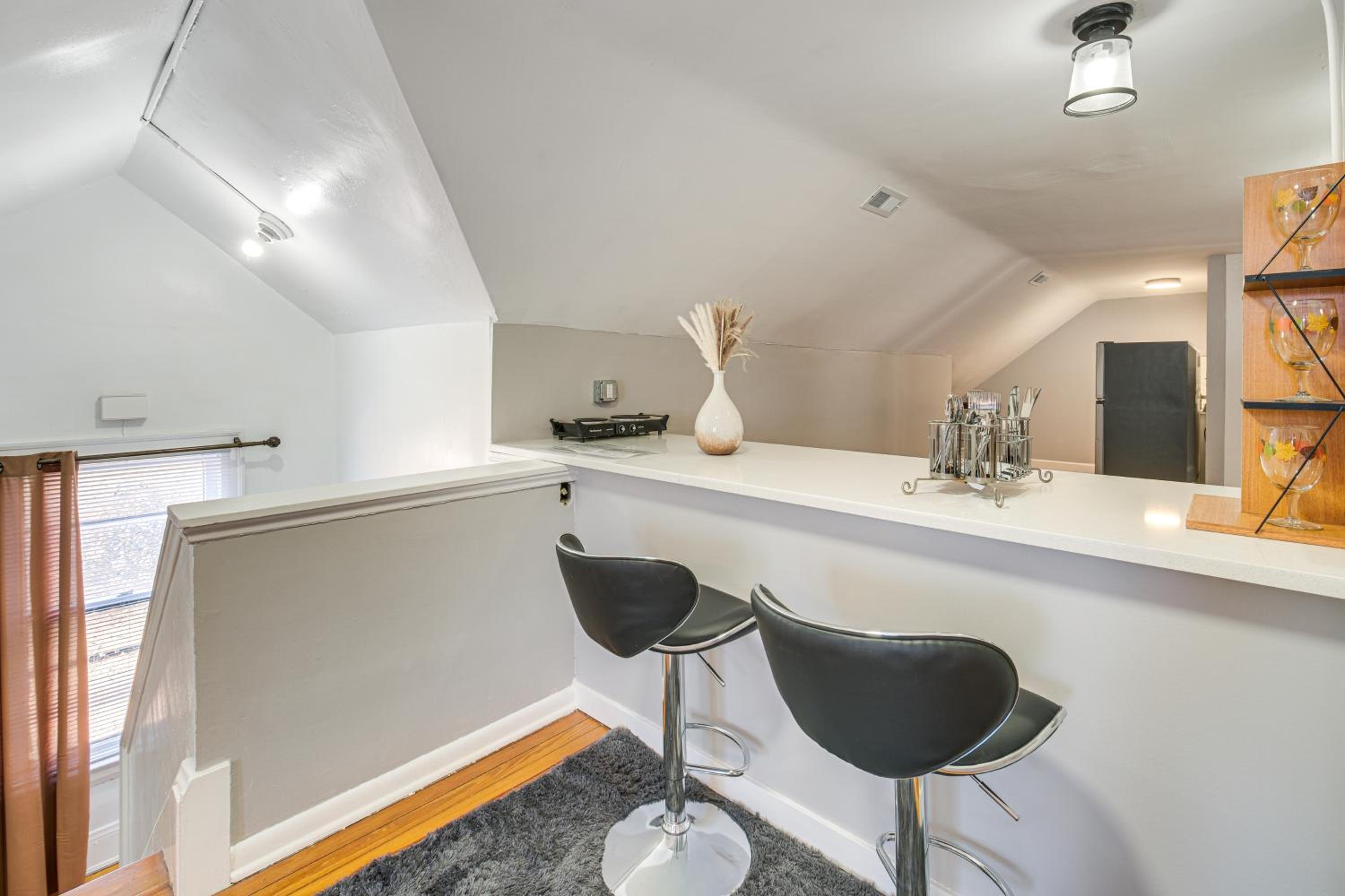 Walk to Coventry Village Charming Top-Floor Unit!