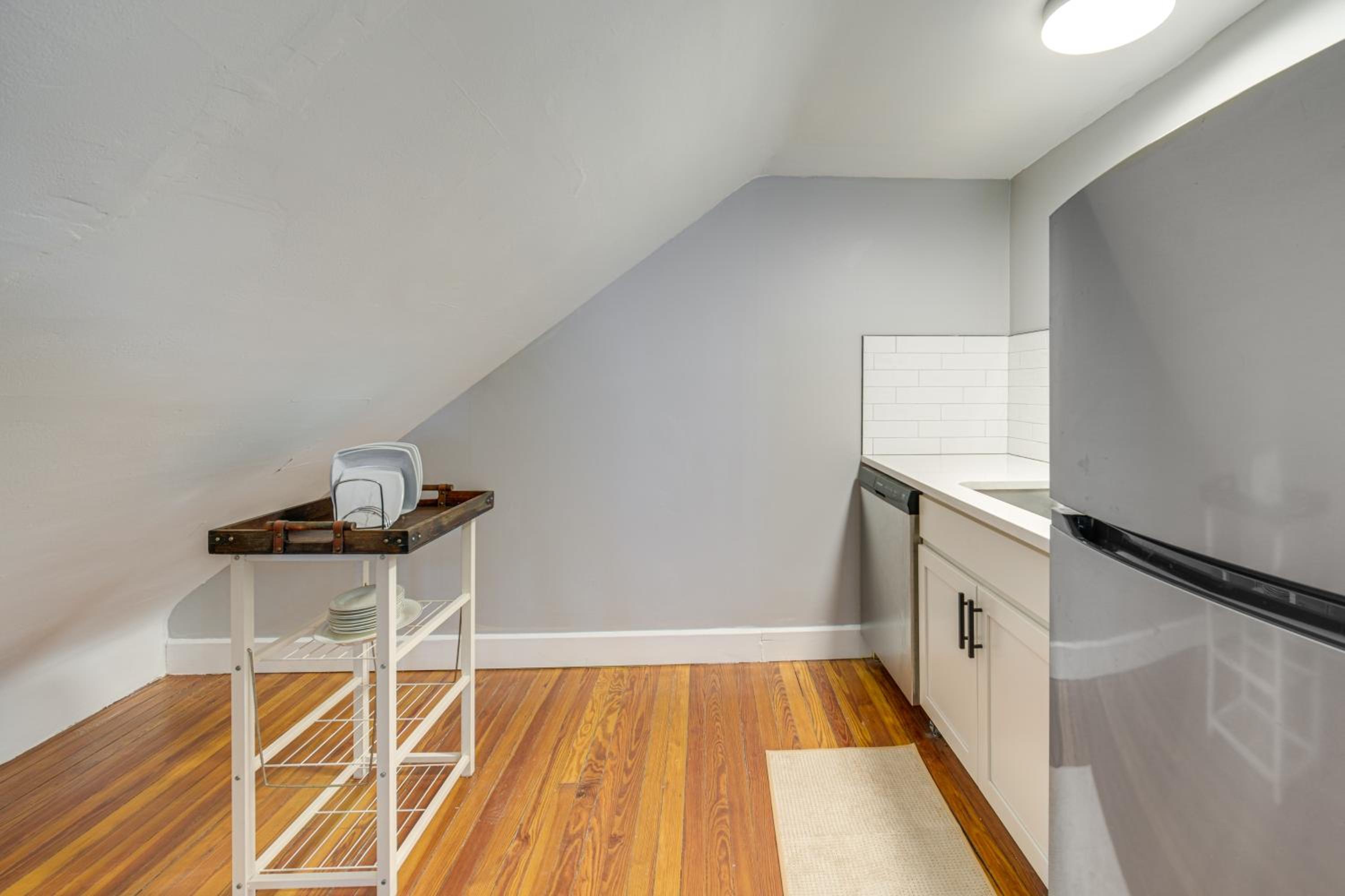 Walk to Coventry Village Charming Top-Floor Unit!