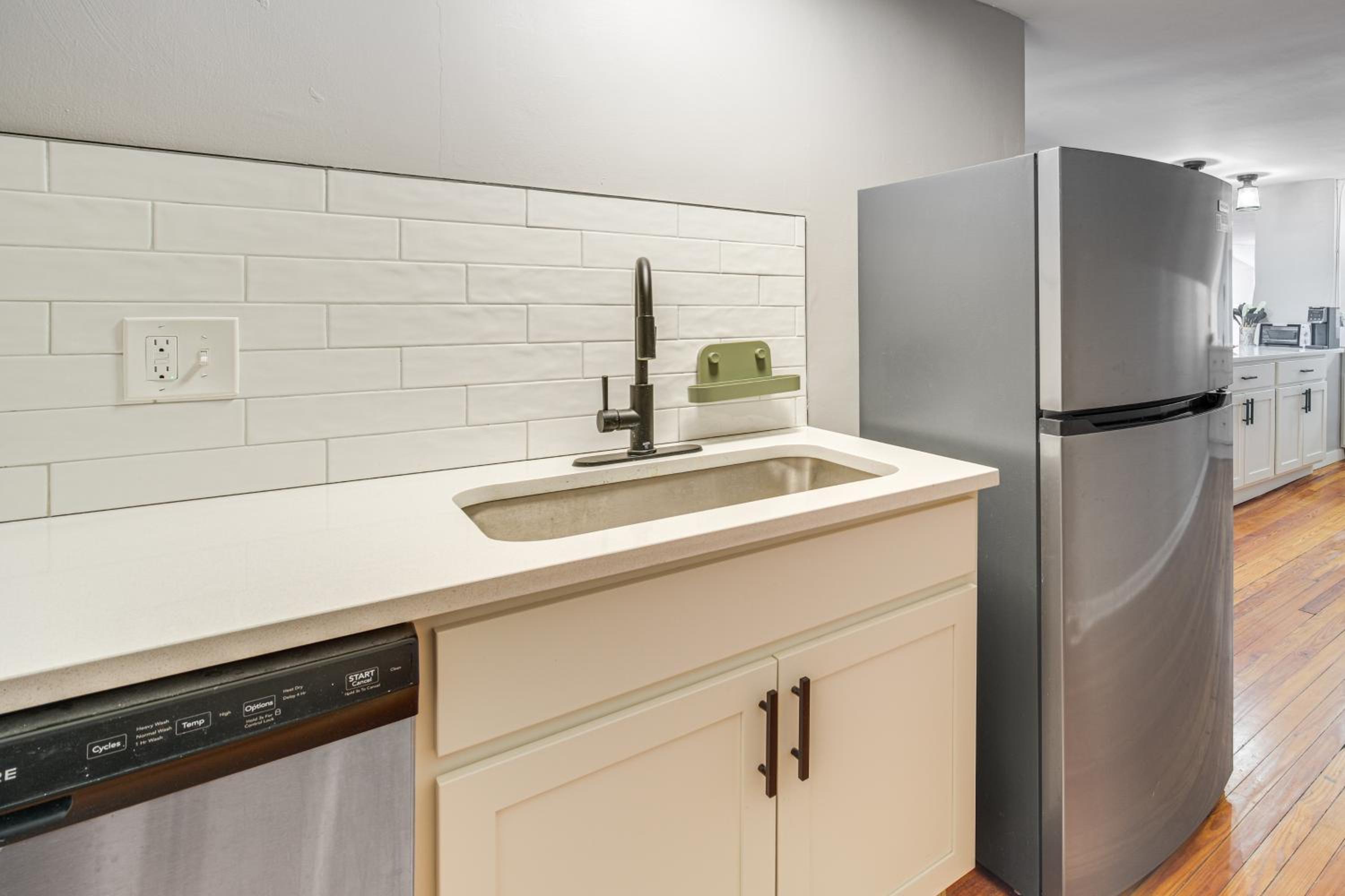 Walk to Coventry Village Charming Top-Floor Unit!