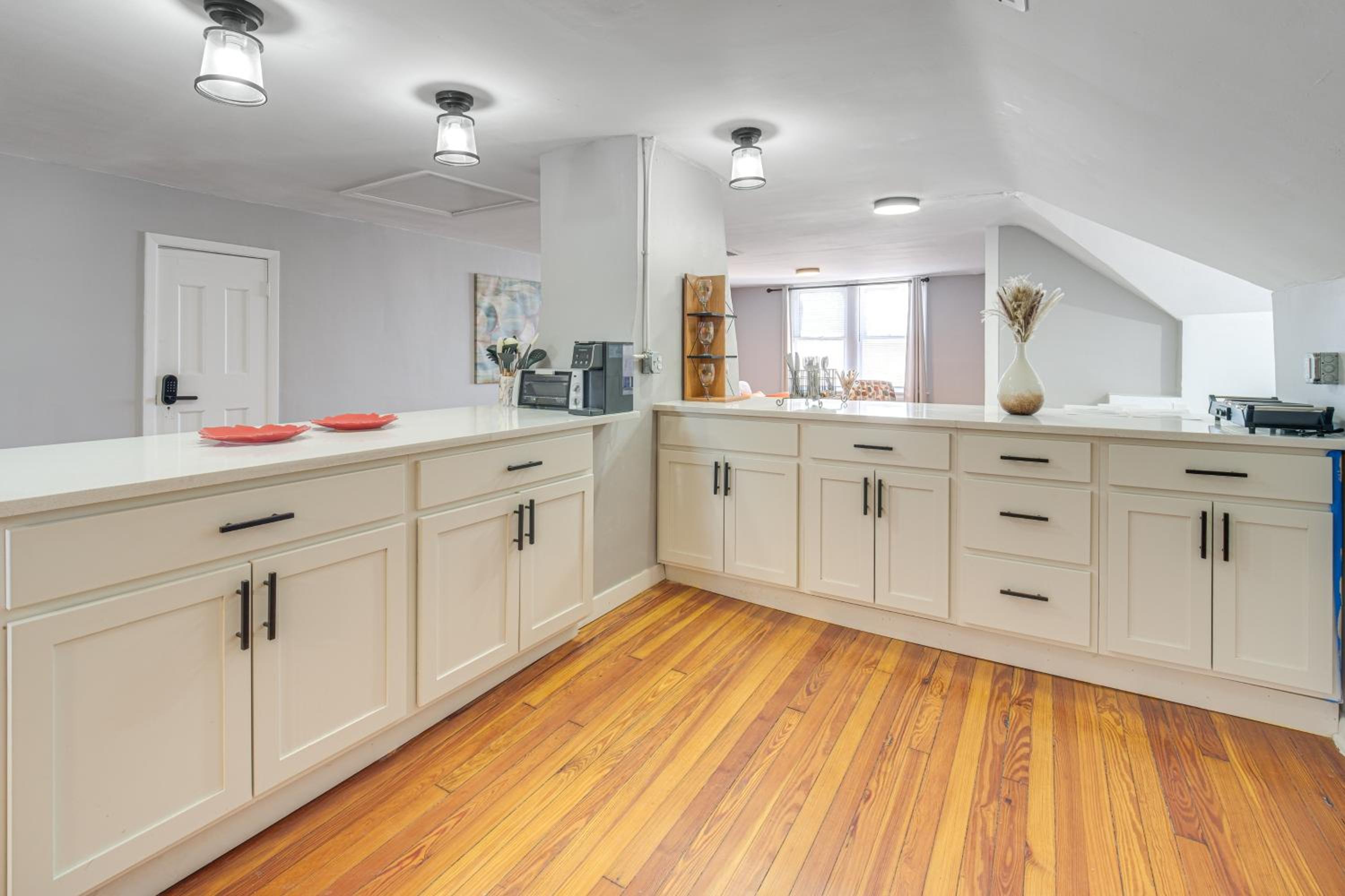 Walk to Coventry Village Charming Top-Floor Unit!