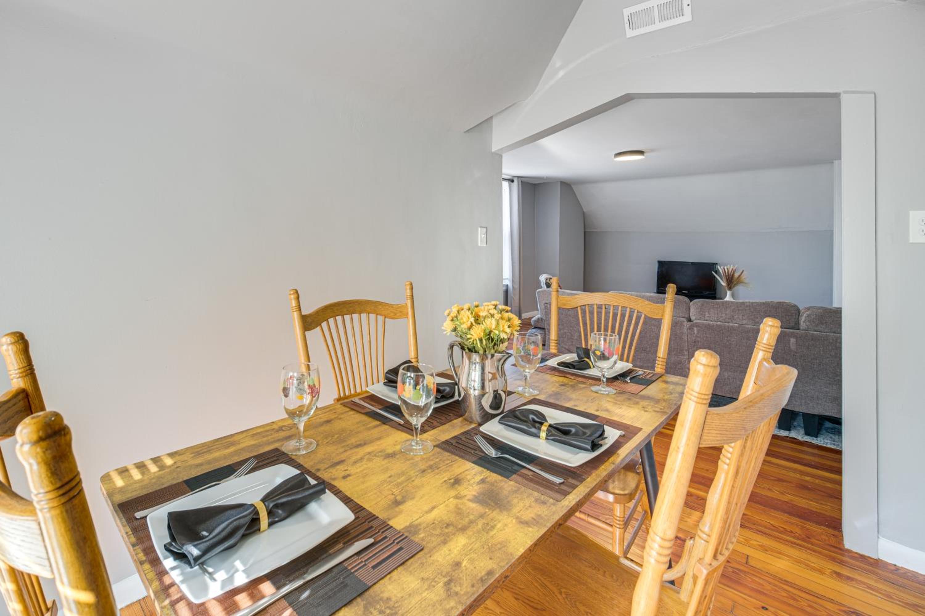 Walk to Coventry Village Charming Top-Floor Unit!