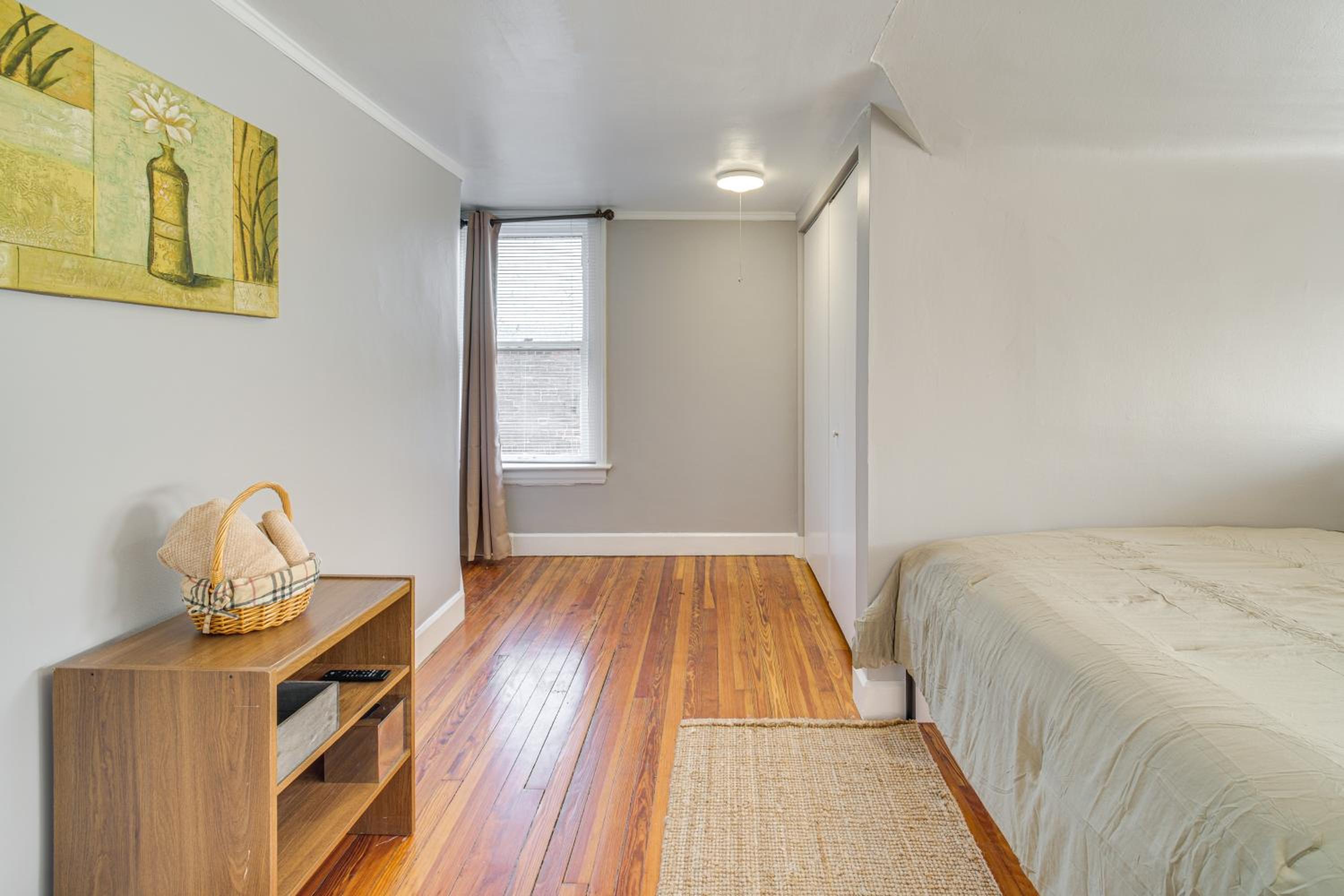 Walk to Coventry Village Charming Top-Floor Unit!