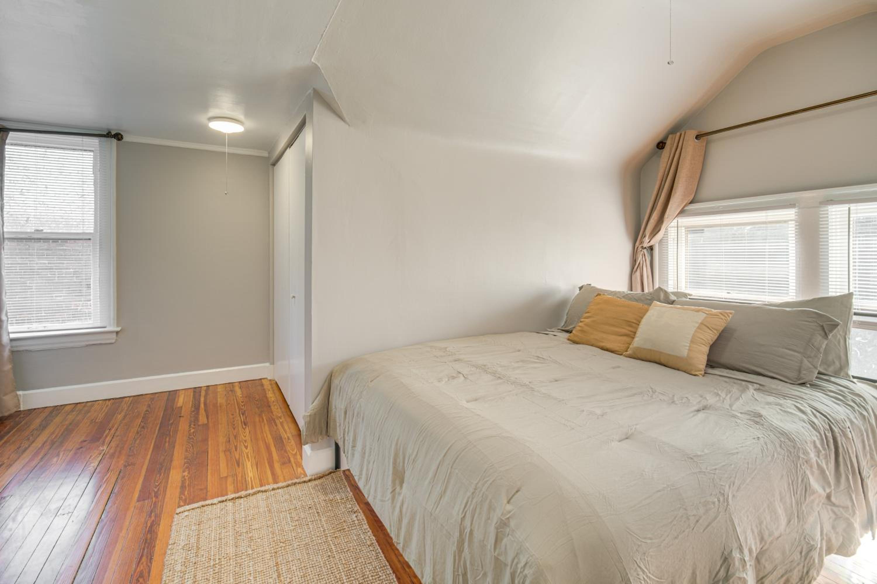 Walk to Coventry Village Charming Top-Floor Unit!