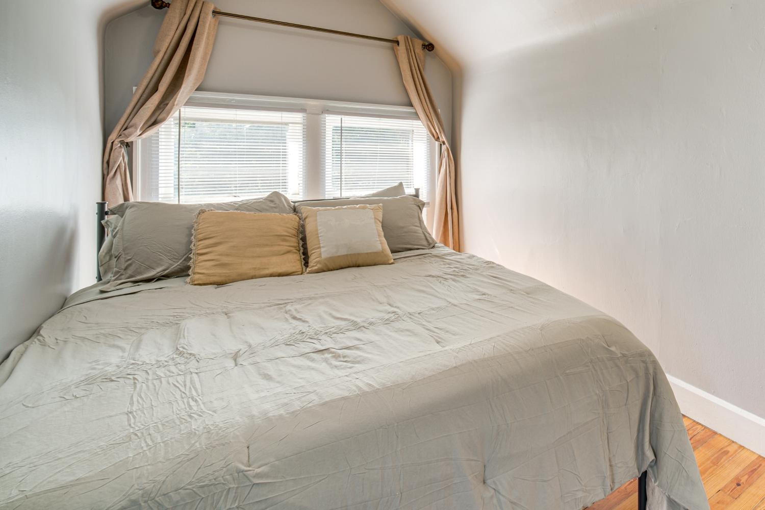 Walk to Coventry Village Charming Top-Floor Unit!