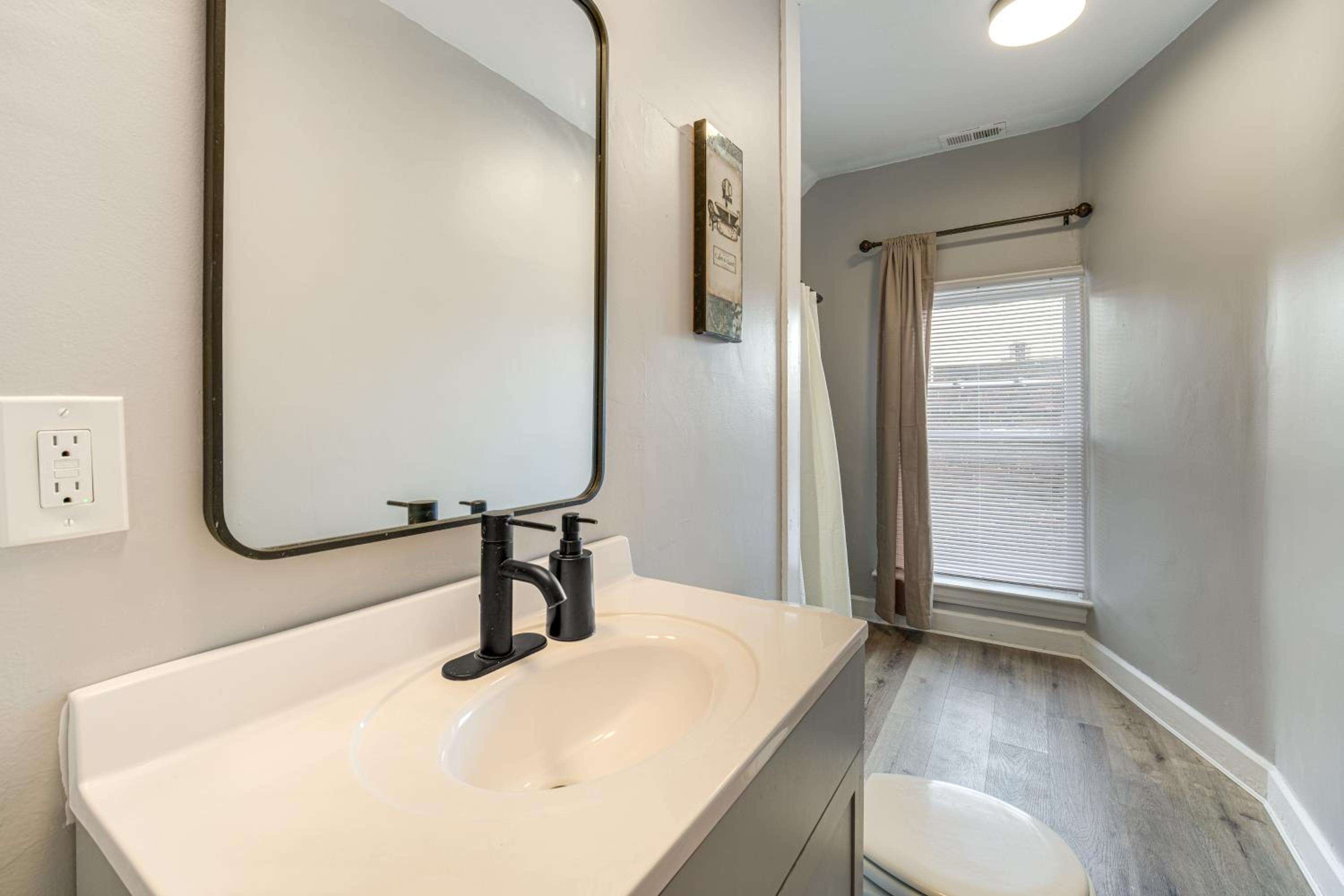 Walk to Coventry Village Charming Top-Floor Unit!