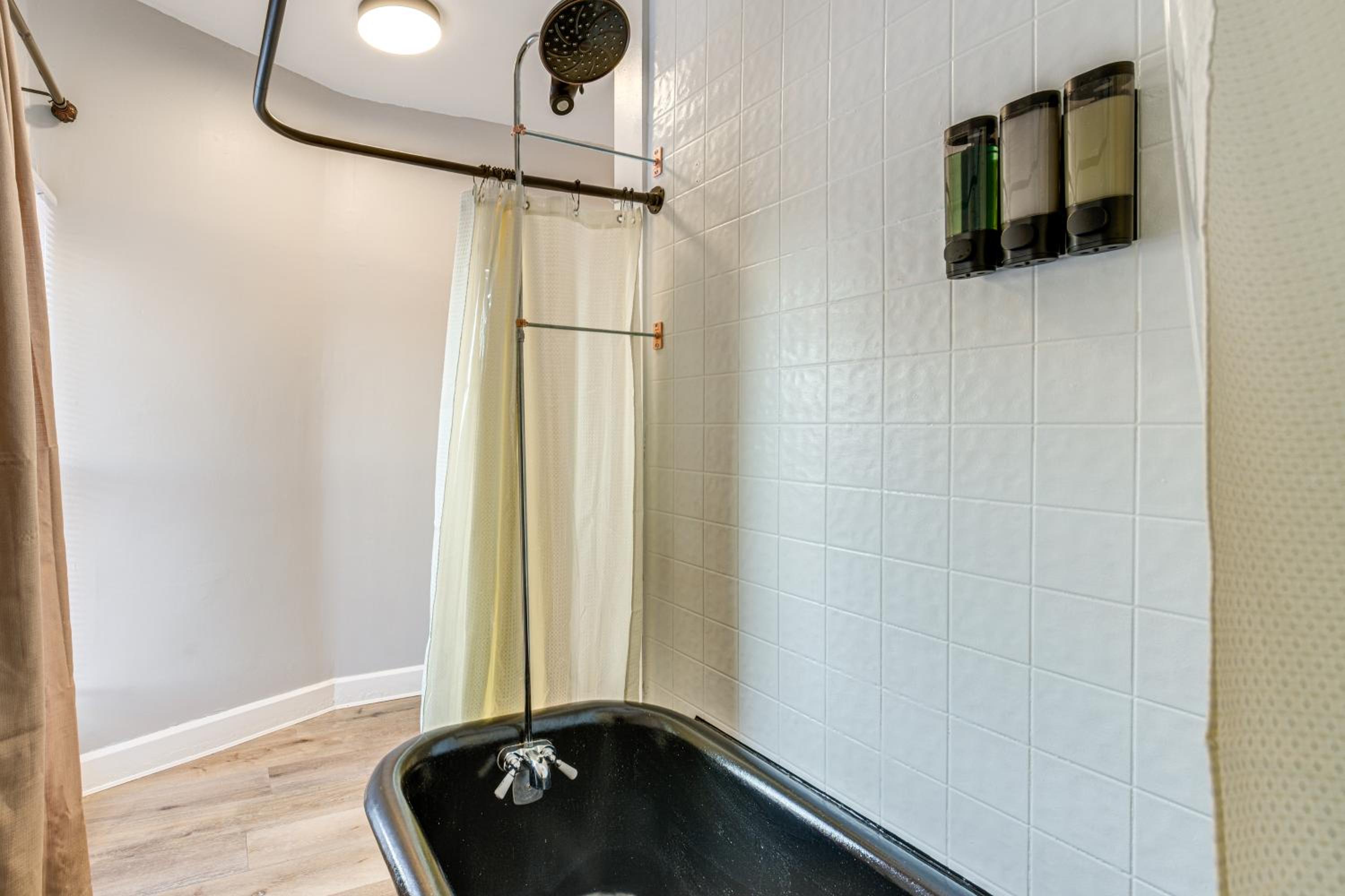 Walk to Coventry Village Charming Top-Floor Unit!