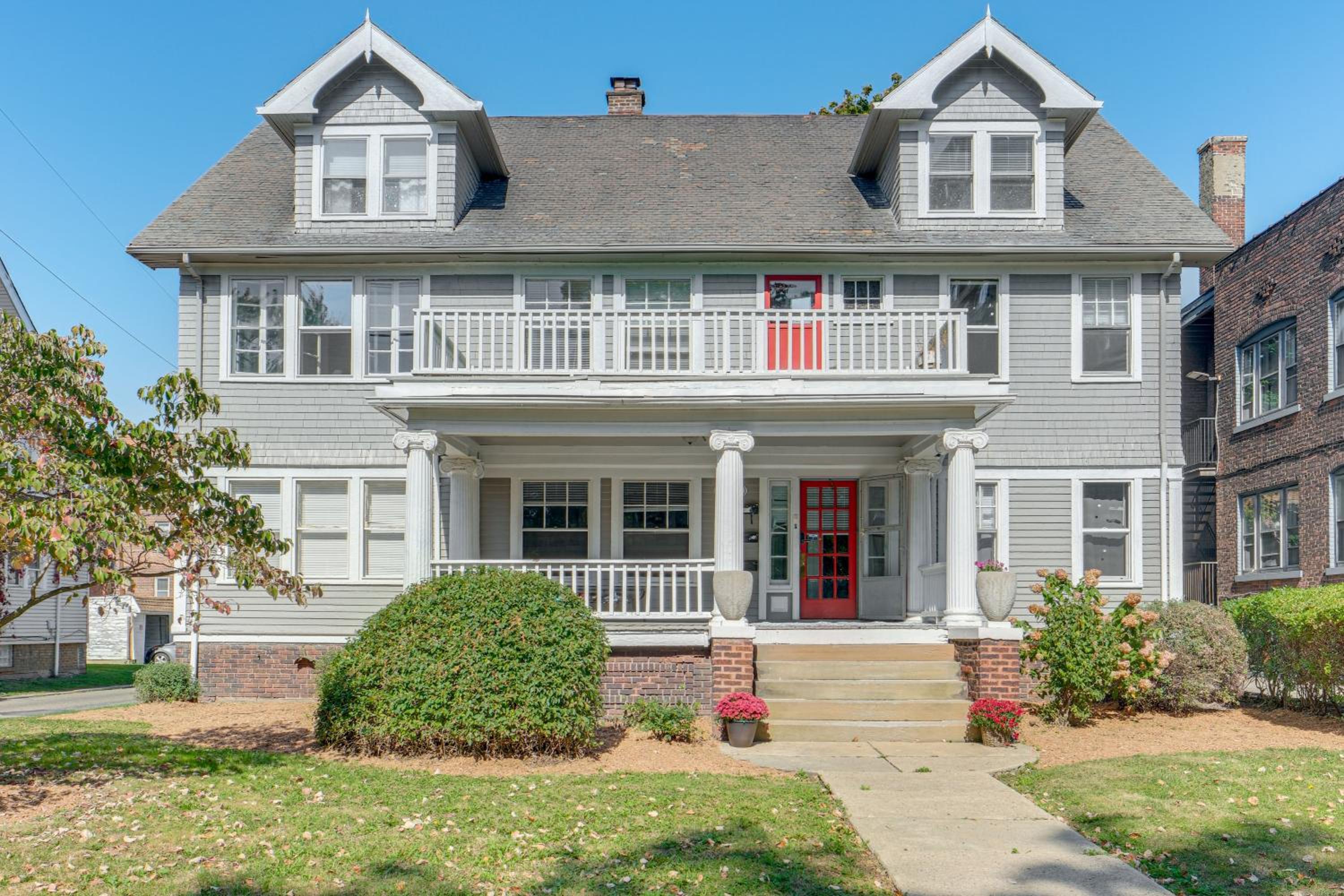 Walk to Coventry Village Charming Top-Floor Unit!