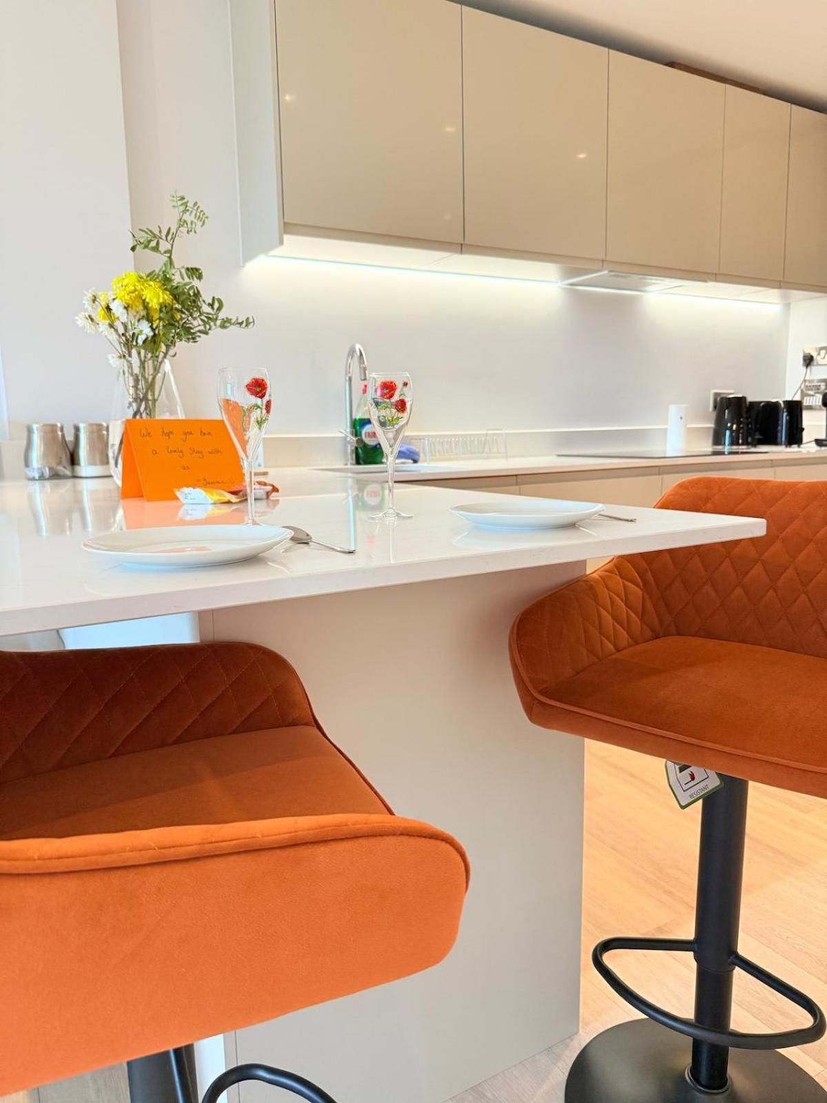 West London Residences - Private Terrace - Opposite Piccadilly Line 20min SOHO Oxford Street