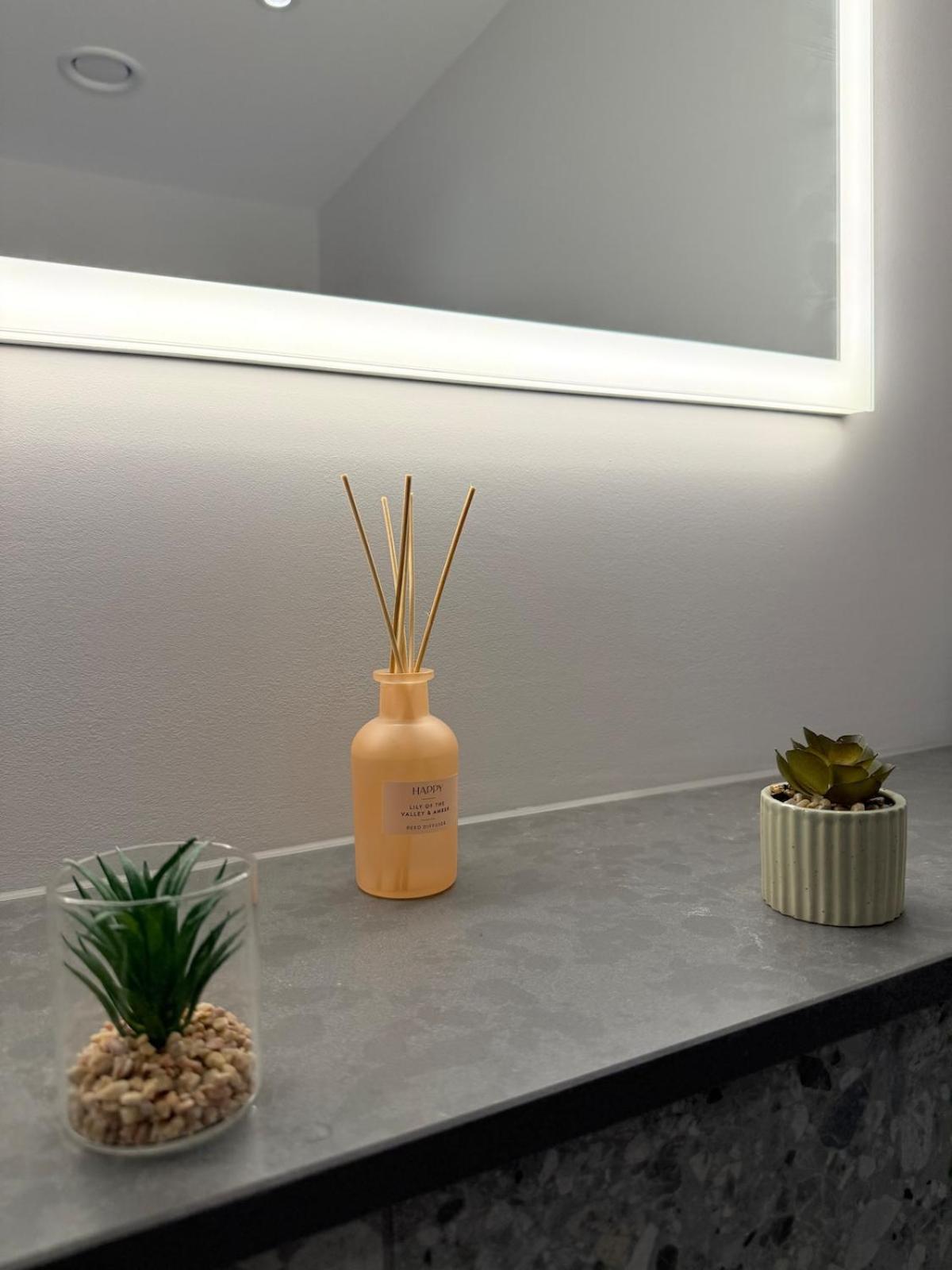 West London Residences - Private Terrace - Opposite Piccadilly Line 20min SOHO Oxford Street