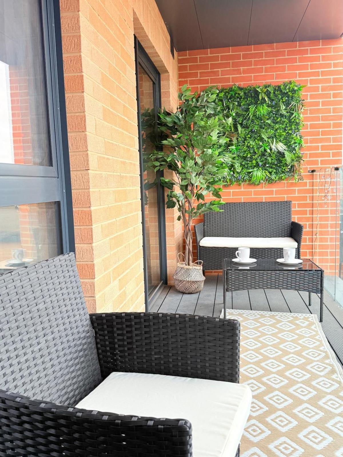 West London Residences - Private Terrace - Opposite Piccadilly Line 20min SOHO Oxford Street