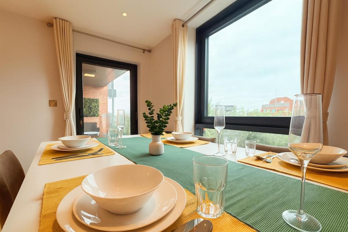West London Residences - Private Terrace - Opposite Piccadilly Line 20min SOHO Oxford Street
