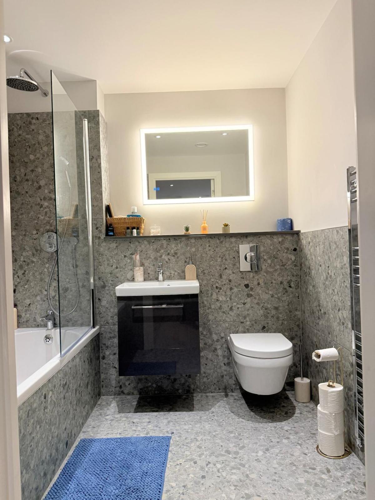 West London Residences - Private Terrace - Opposite Piccadilly Line 20min SOHO Oxford Street