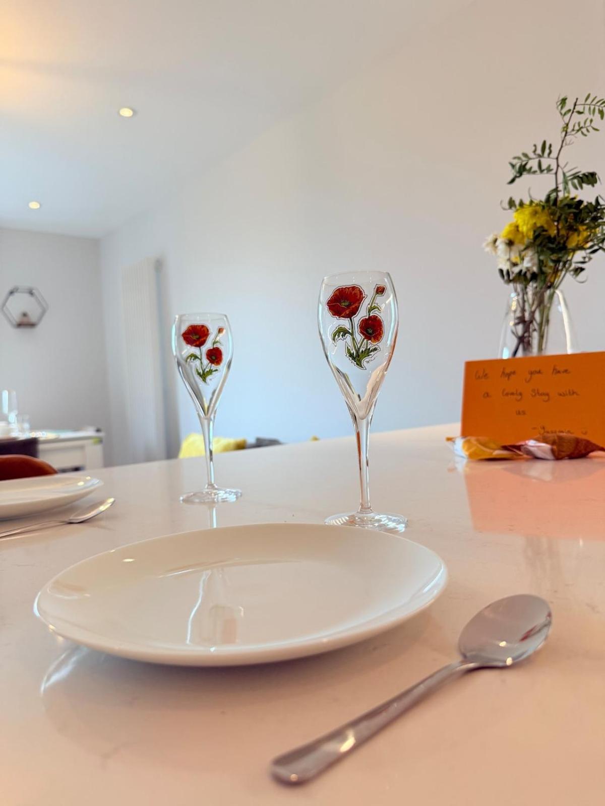West London Residences - Private Terrace - Opposite Piccadilly Line 20min SOHO Oxford Street