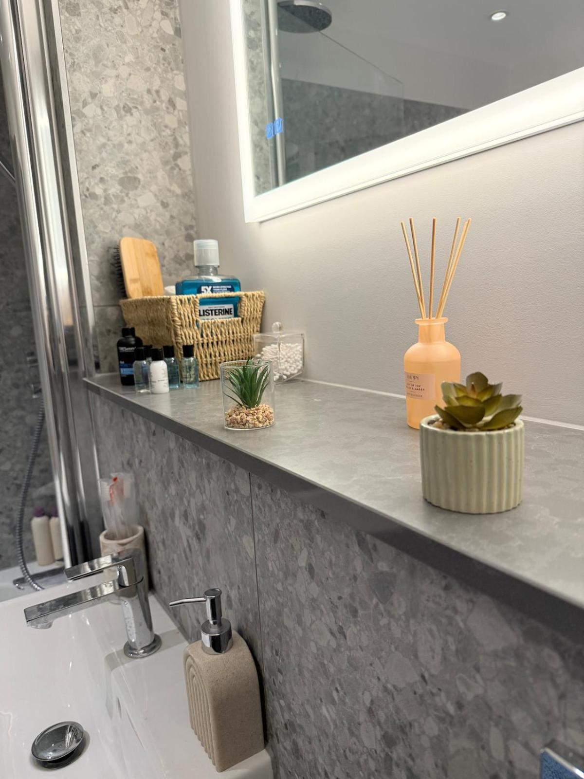 West London Residences - Private Terrace - Opposite Piccadilly Line 20min SOHO Oxford Street