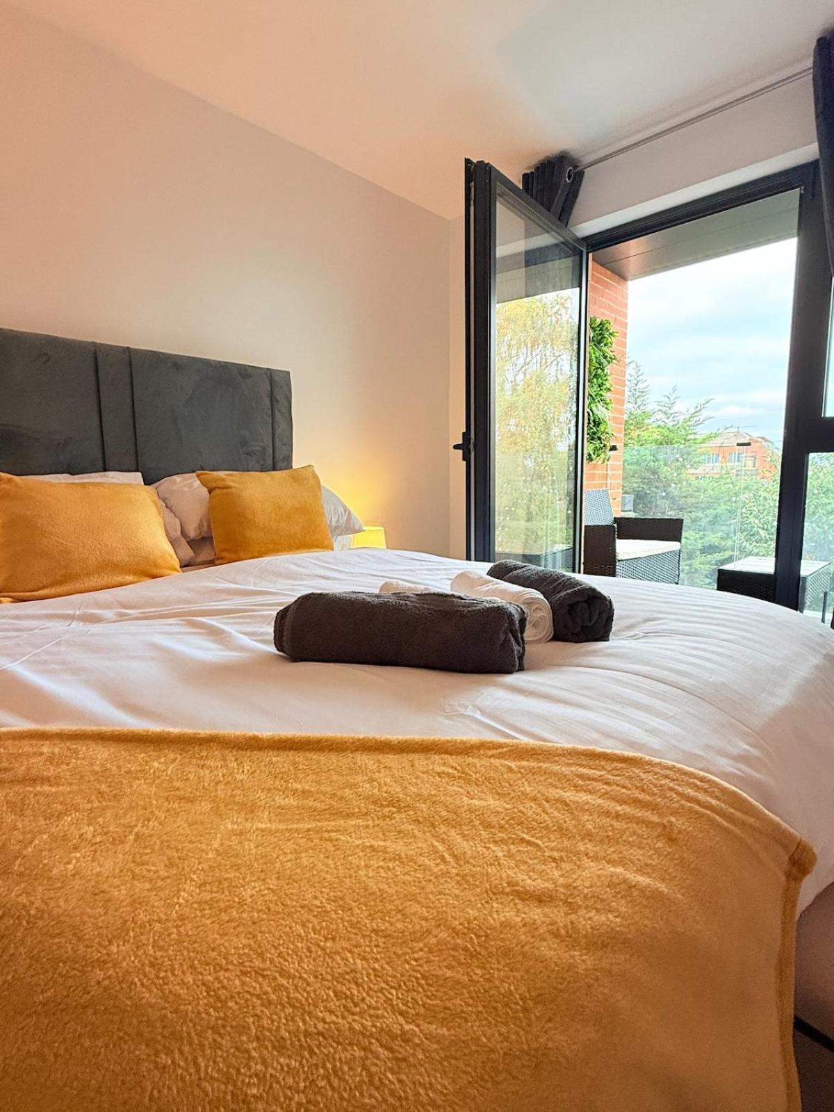 West London Residences - Private Terrace - Opposite Piccadilly Line 20min SOHO Oxford Street