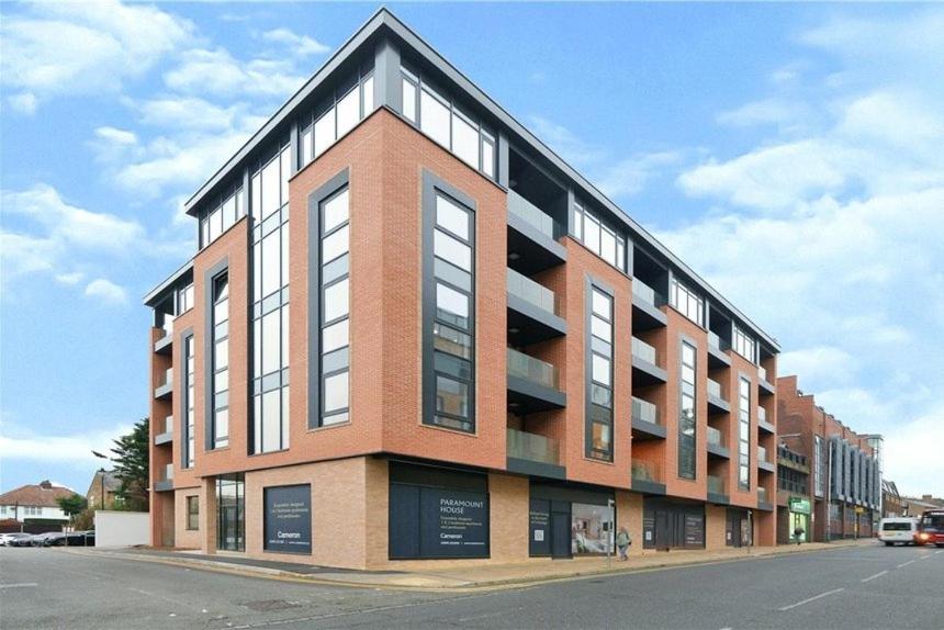 West London Residences - Private Terrace - Opposite Piccadilly Line 20min SOHO Oxford Street