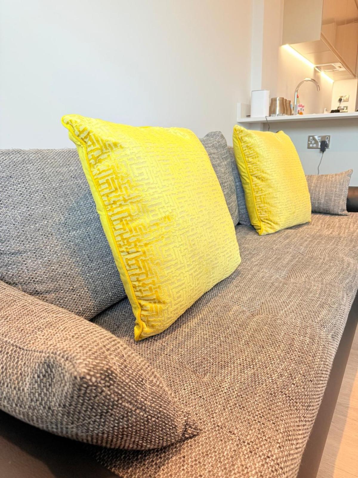 West London Residences - Private Terrace - Opposite Piccadilly Line 20min SOHO Oxford Street