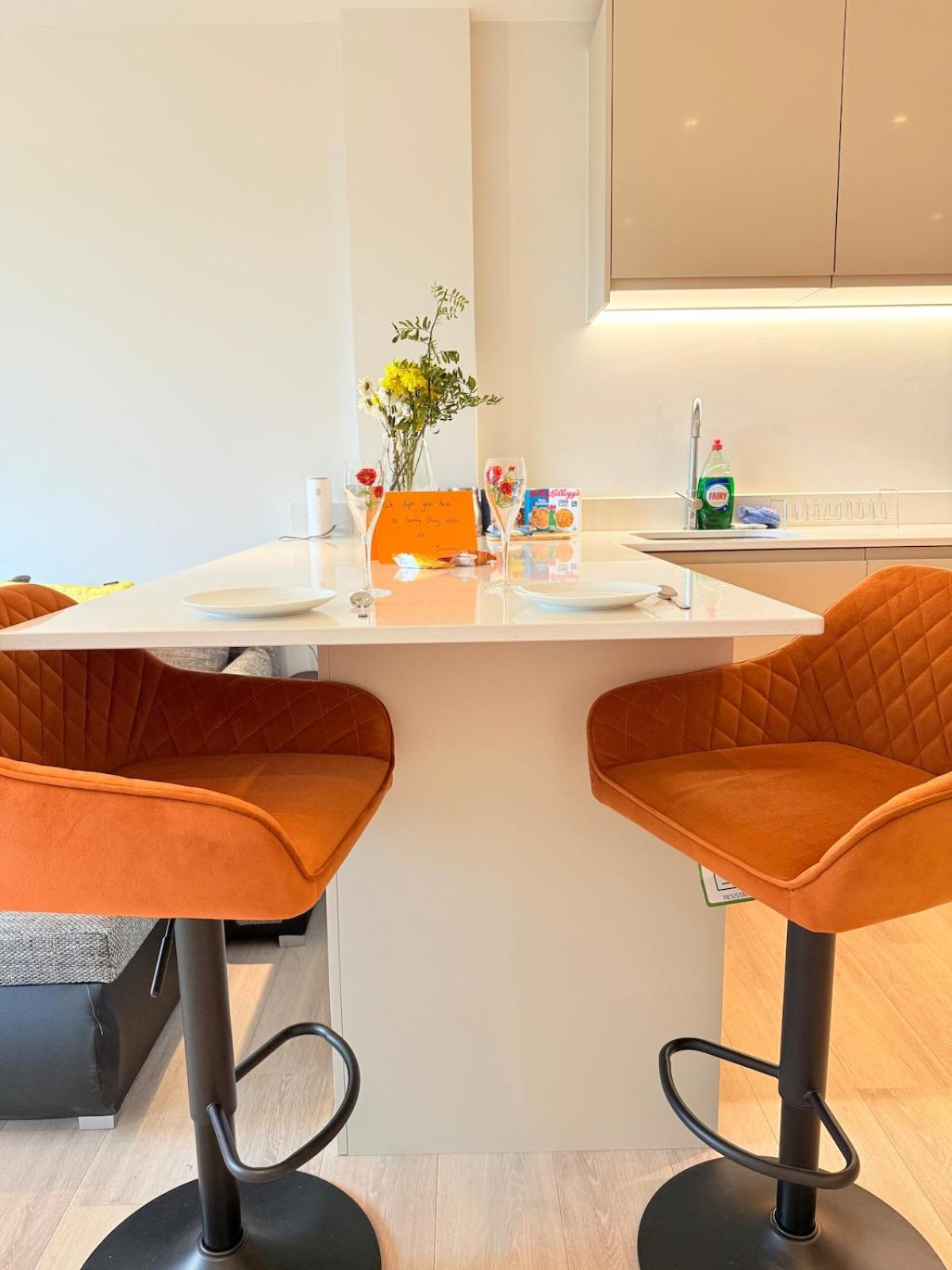 West London Residences - Private Terrace - Opposite Piccadilly Line 20min SOHO Oxford Street
