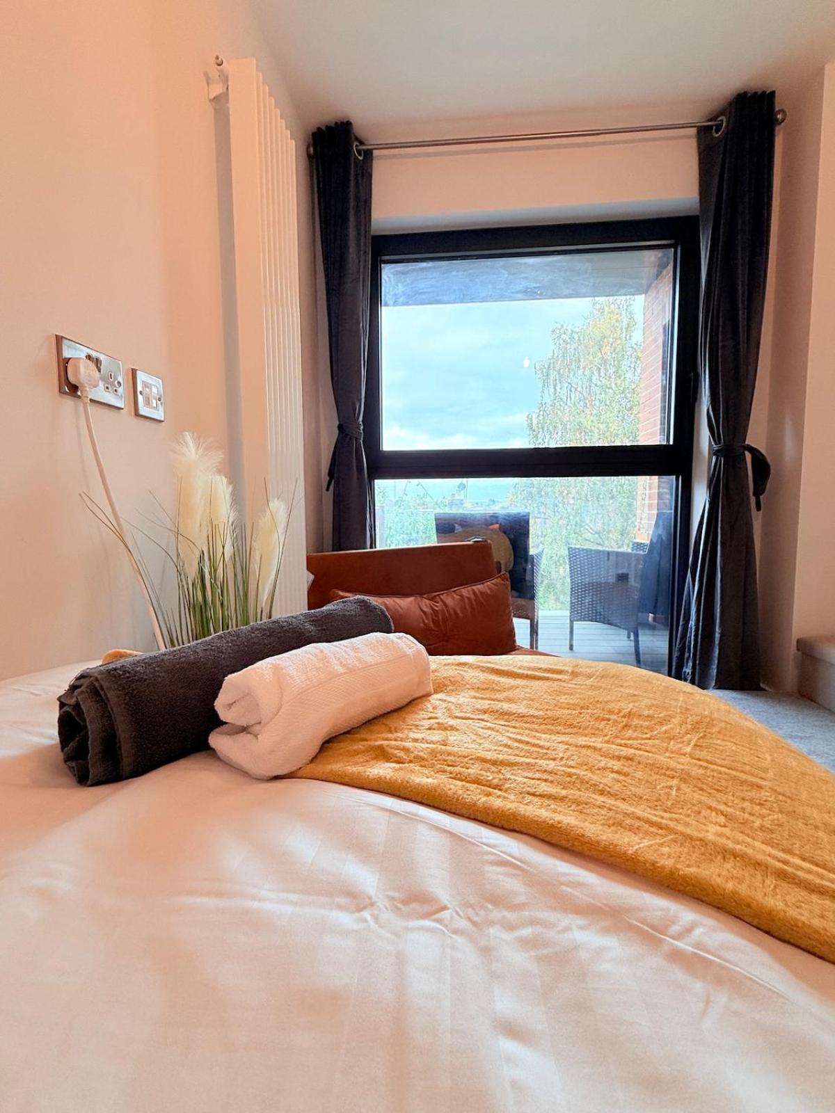 West London Residences - Private Terrace - Opposite Piccadilly Line 20min SOHO Oxford Street