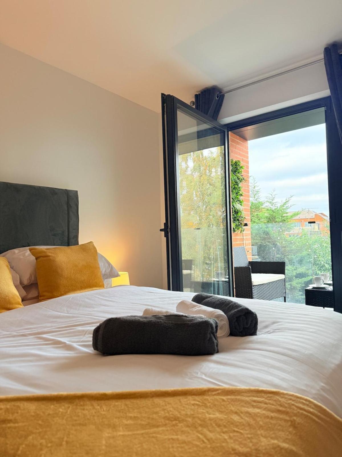 West London Residences - Private Terrace - Opposite Piccadilly Line 20min SOHO Oxford Street