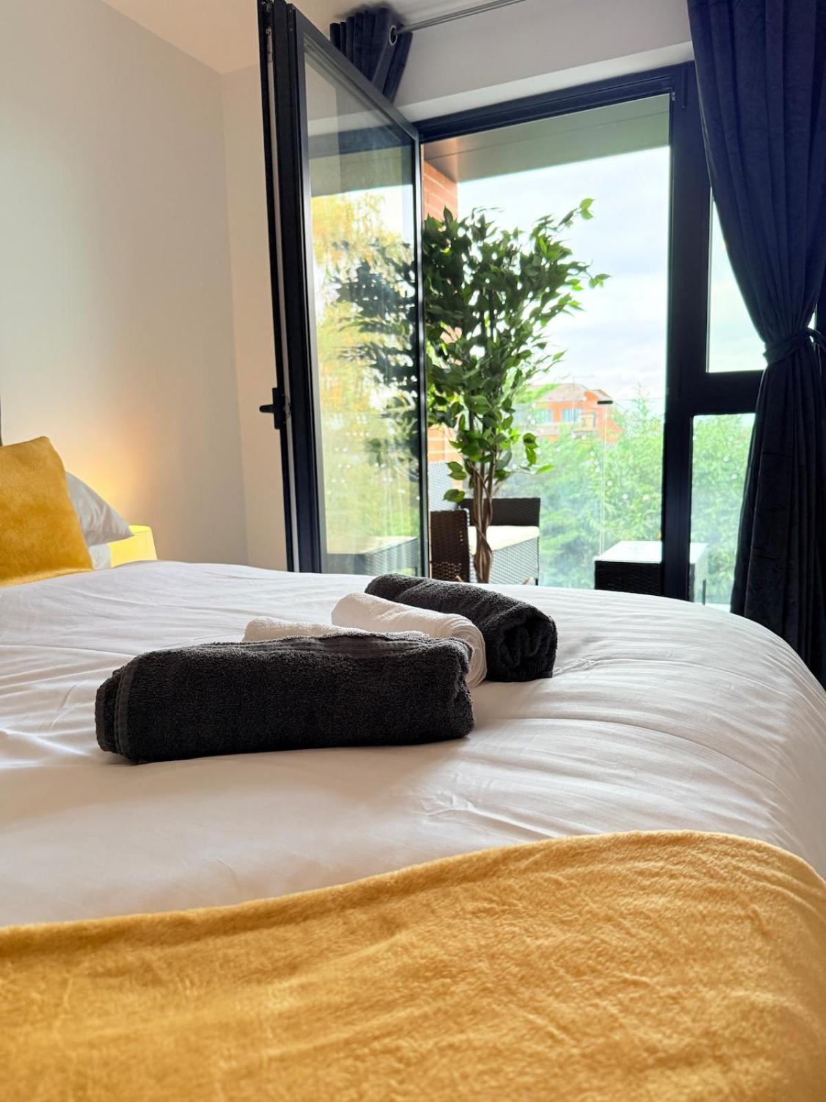 West London Residences - Private Terrace - Opposite Piccadilly Line 20min SOHO Oxford Street