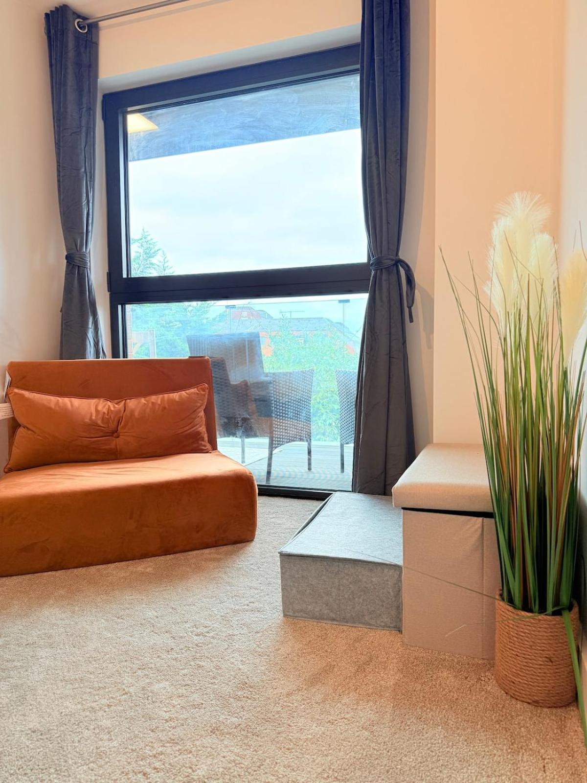 West London Residences - Private Terrace - Opposite Piccadilly Line 20min SOHO Oxford Street