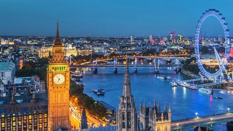 West London Residences - Private Terrace - Opposite Piccadilly Line 20min SOHO Oxford Street