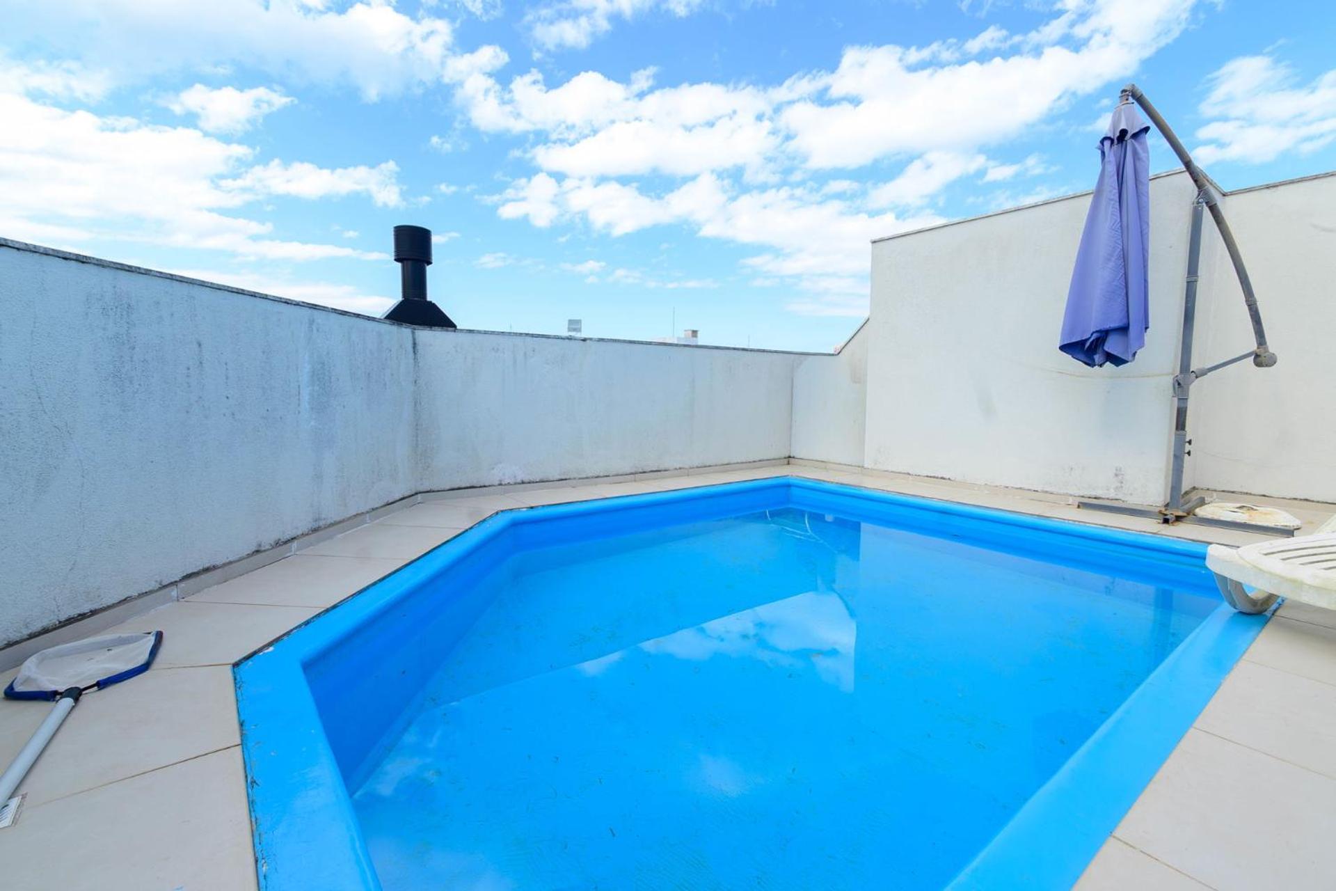 Cobertura com piscina perto da praia YW3099