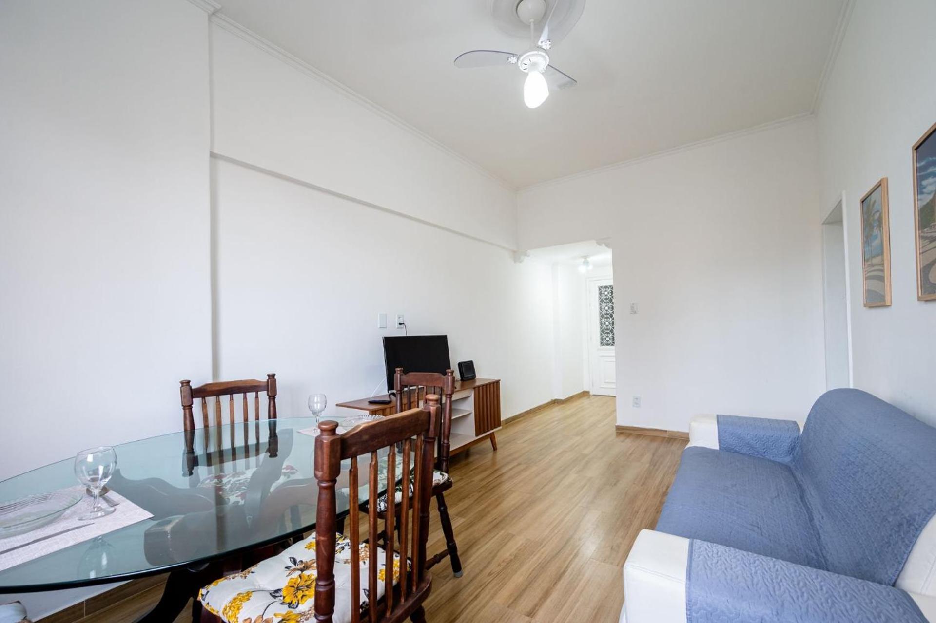 9 minutes from Copacabana Beach, next to subway