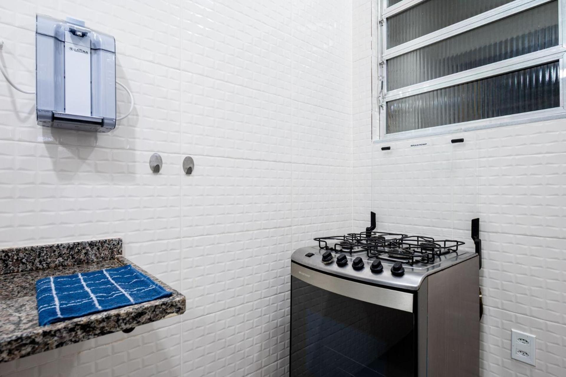 9 minutes from Copacabana Beach, next to subway