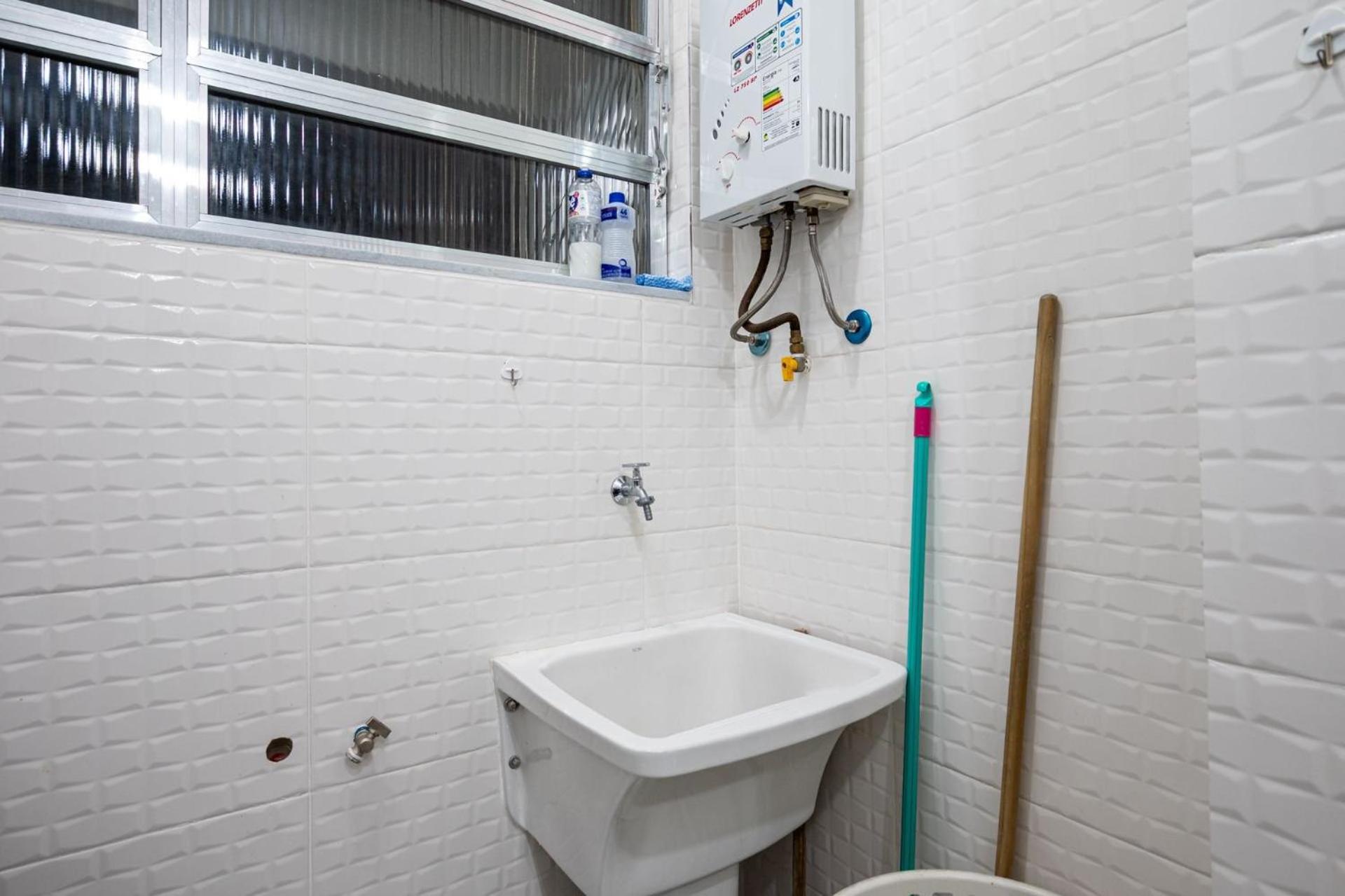 9 minutes from Copacabana Beach, next to subway