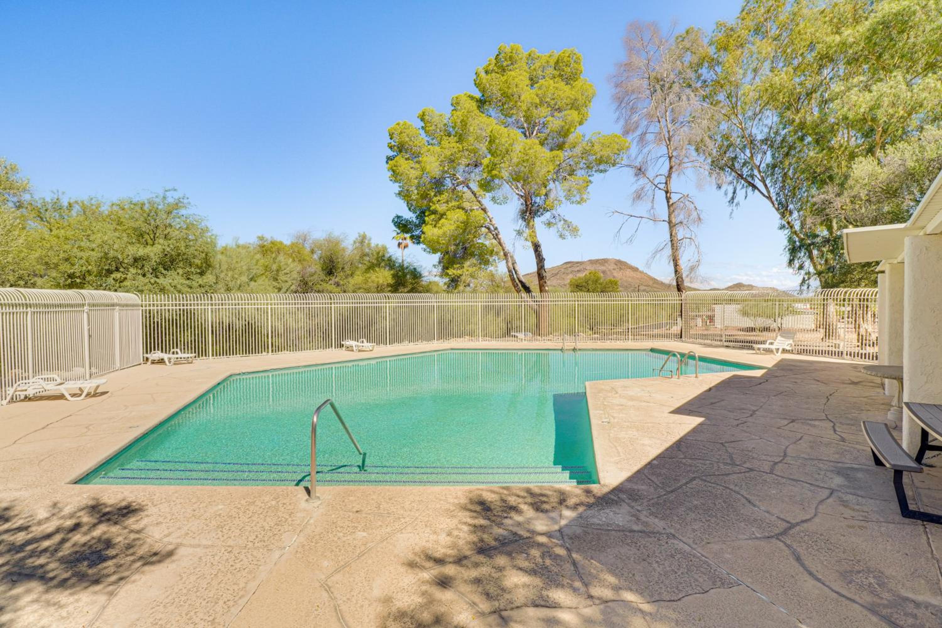 5 Mi to Dtwn Tucson Townhome with Pool Access!