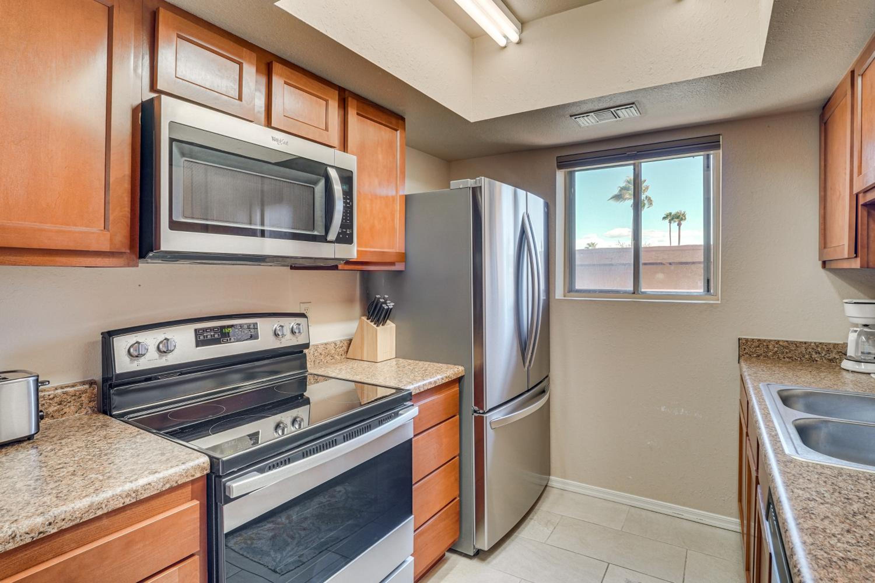 5 Mi to Dtwn Tucson Townhome with Pool Access!