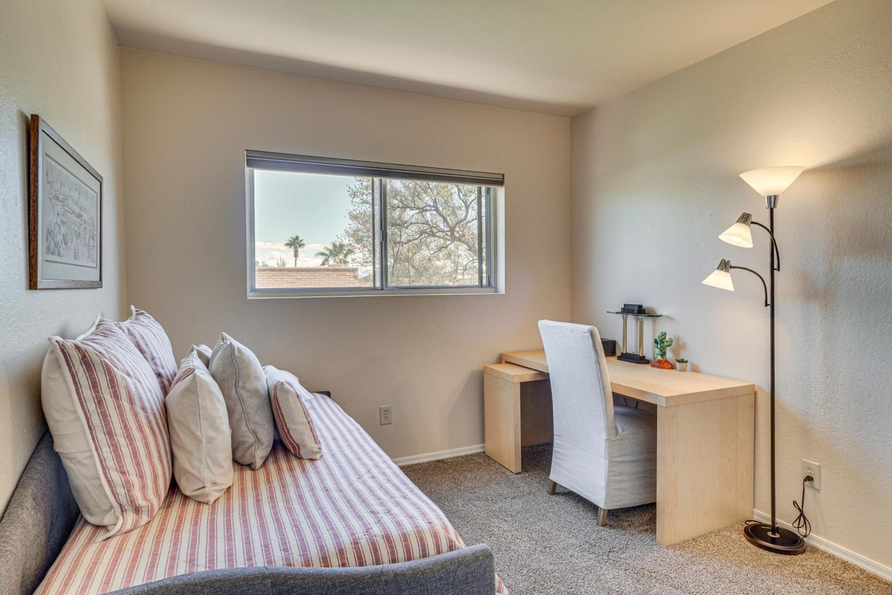 5 Mi to Dtwn Tucson Townhome with Pool Access!