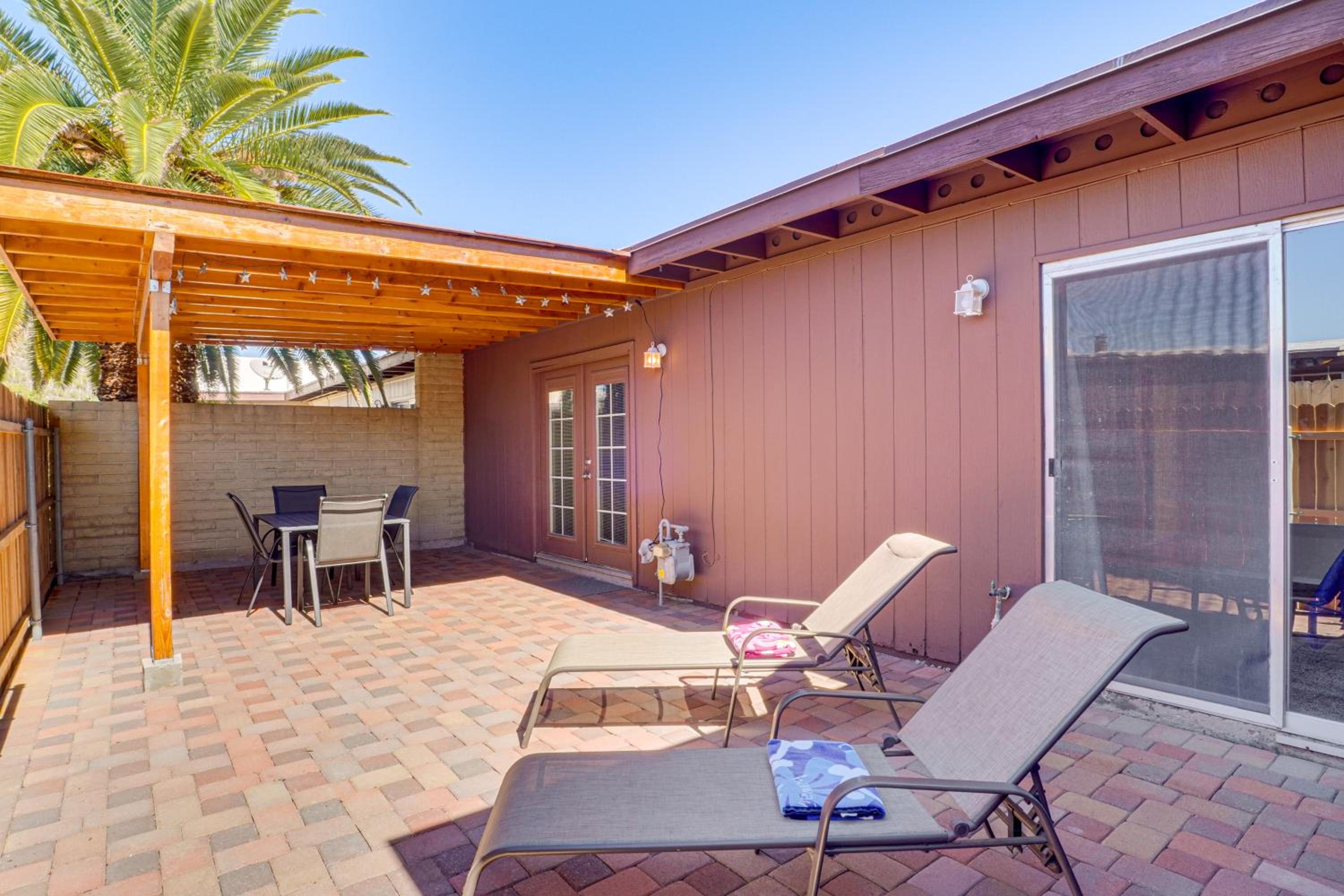 5 Mi to Dtwn Tucson Townhome with Pool Access!
