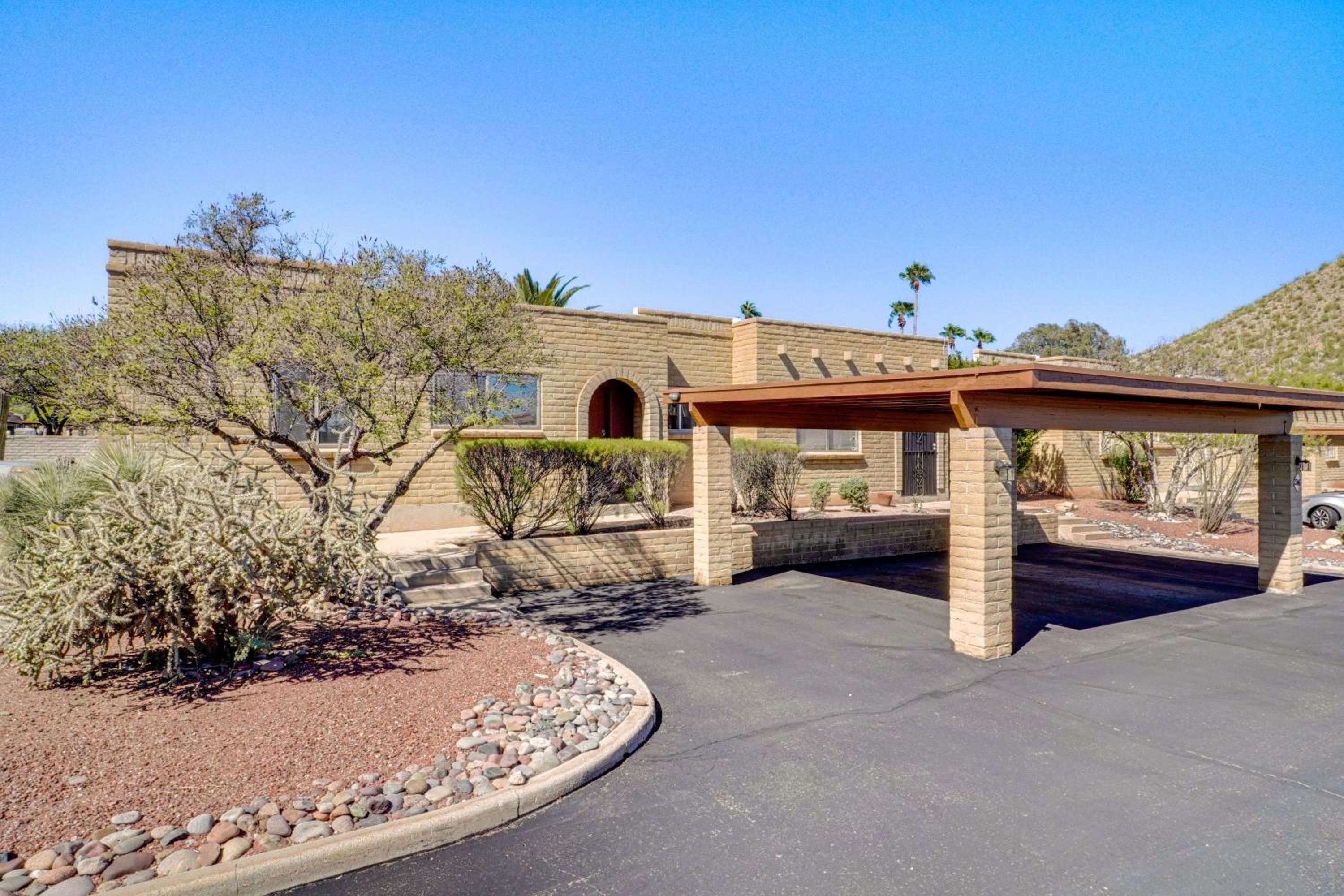5 Mi to Dtwn Tucson Townhome with Pool Access!