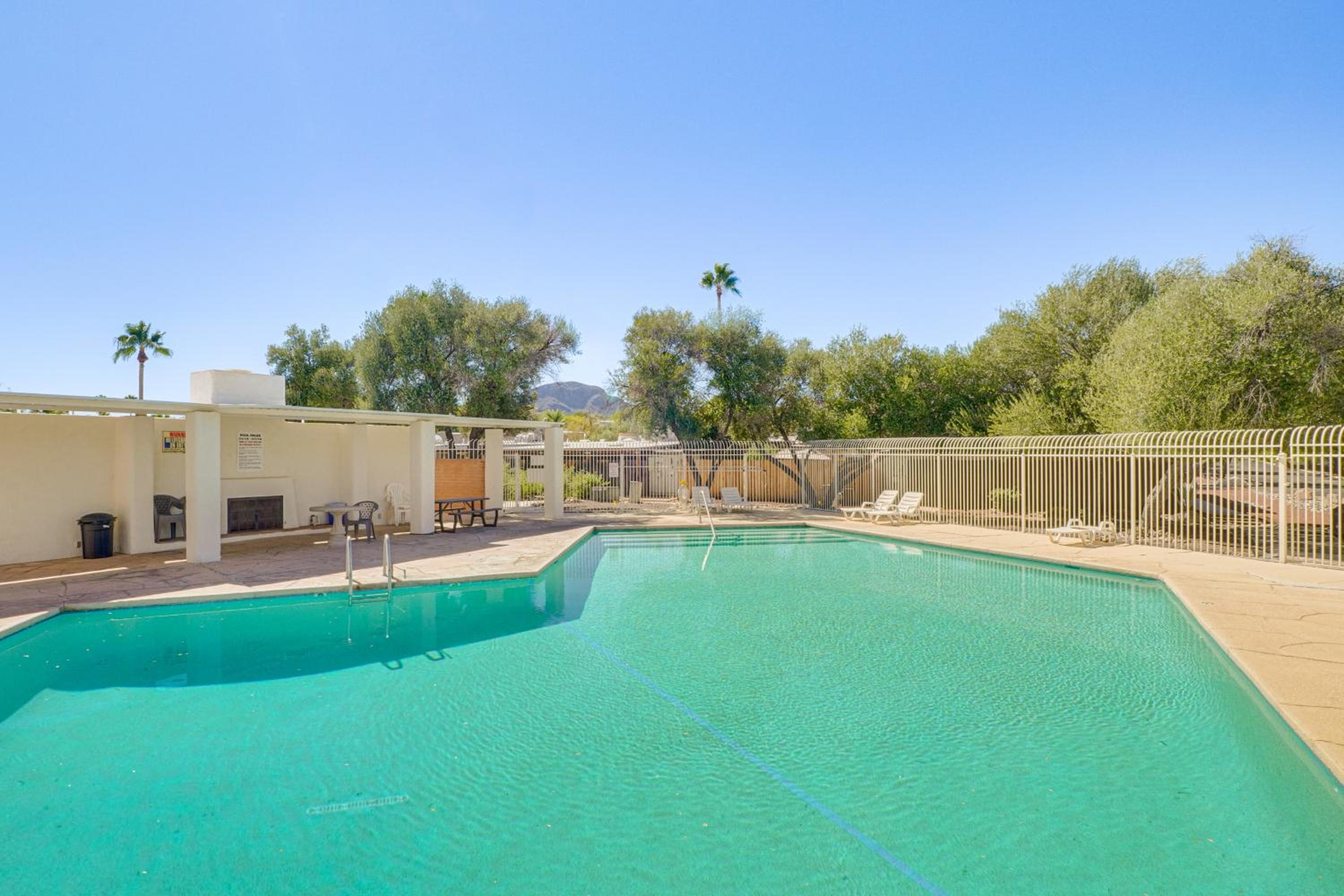 5 Mi to Dtwn Tucson Townhome with Pool Access!
