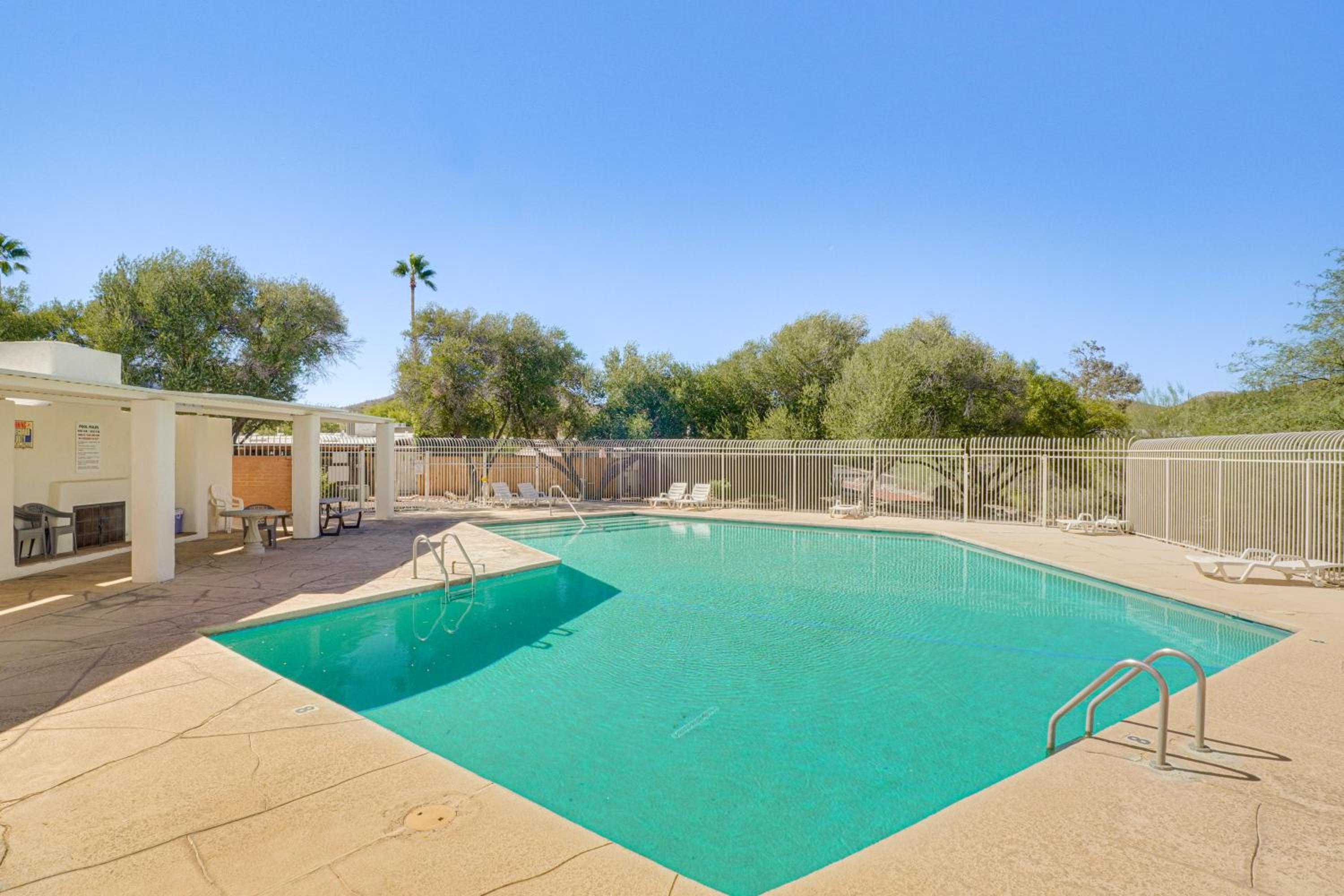 5 Mi to Dtwn Tucson Townhome with Pool Access!