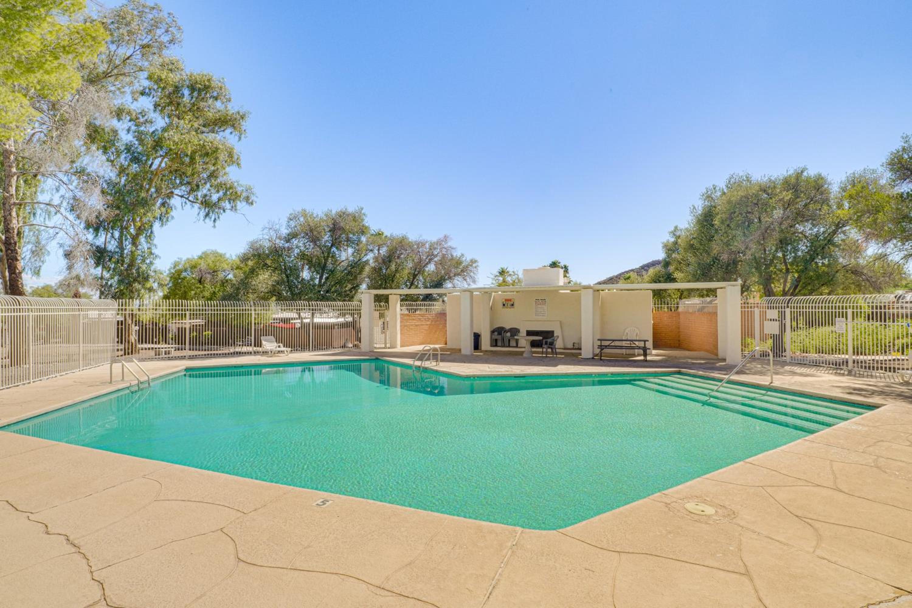 5 Mi to Dtwn Tucson Townhome with Pool Access!
