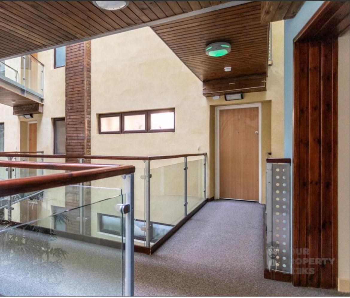 New 4 stars Large prime city center 2 bed 2 bath duplex apartment with free secure parking