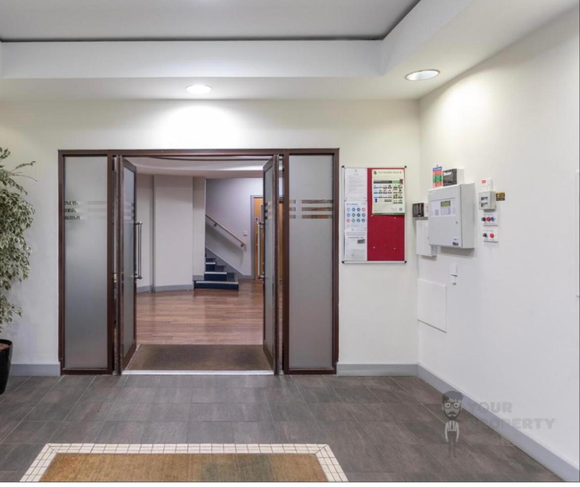 New 4 stars Large prime city center 2 bed 2 bath duplex apartment with free secure parking