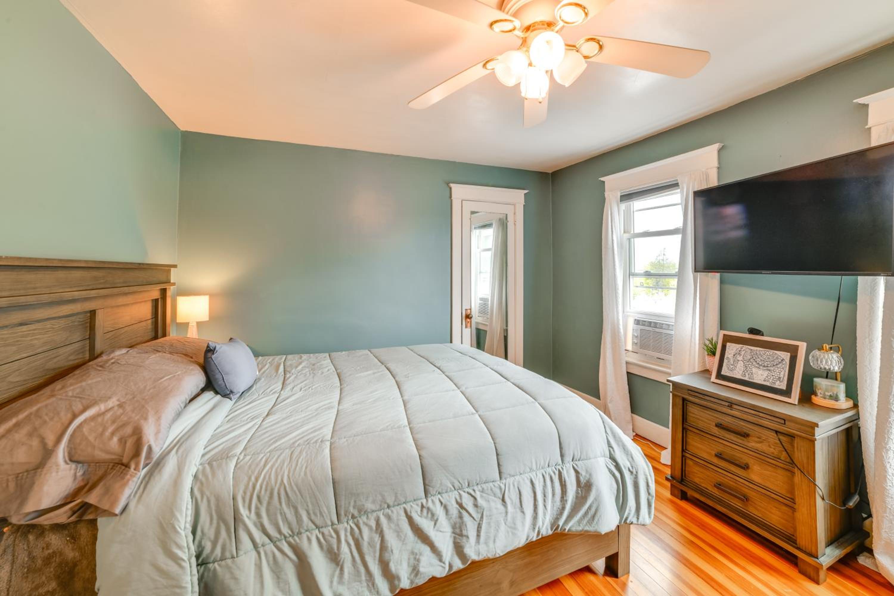 1 Mi to Dtwn Binghamton Pet-Friendly Home with Deck