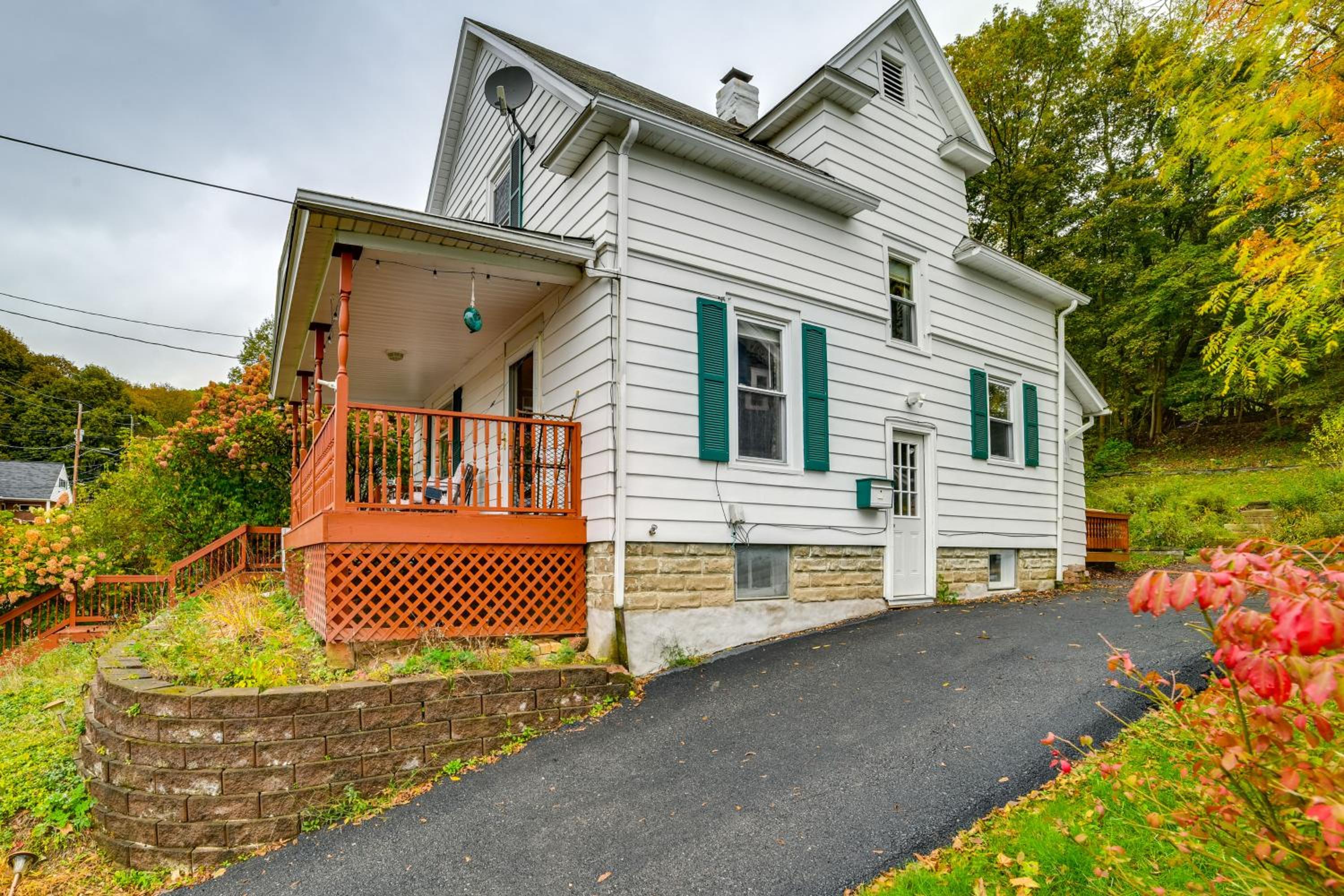 1 Mi to Dtwn Binghamton Pet-Friendly Home with Deck