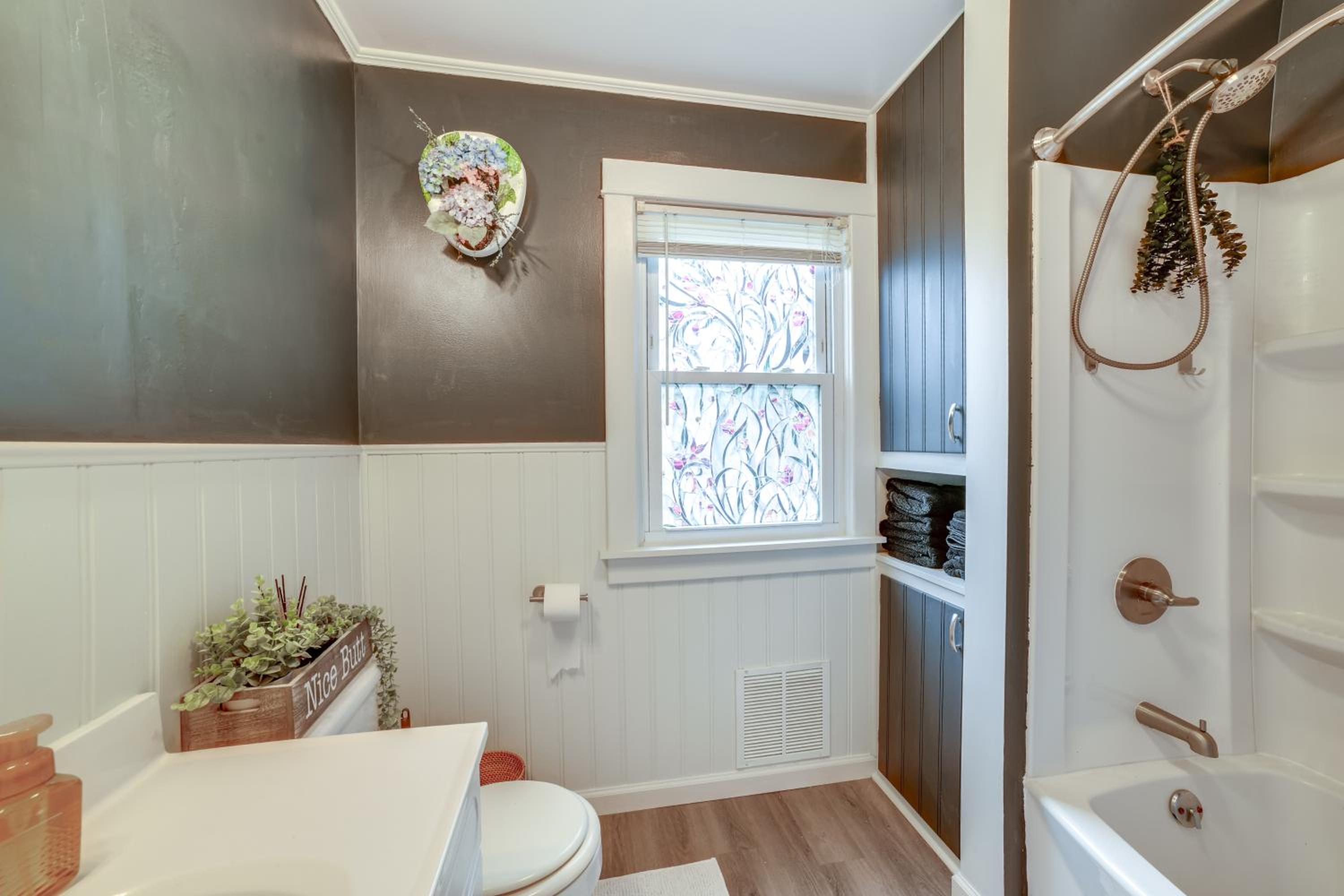 1 Mi to Dtwn Binghamton Pet-Friendly Home with Deck
