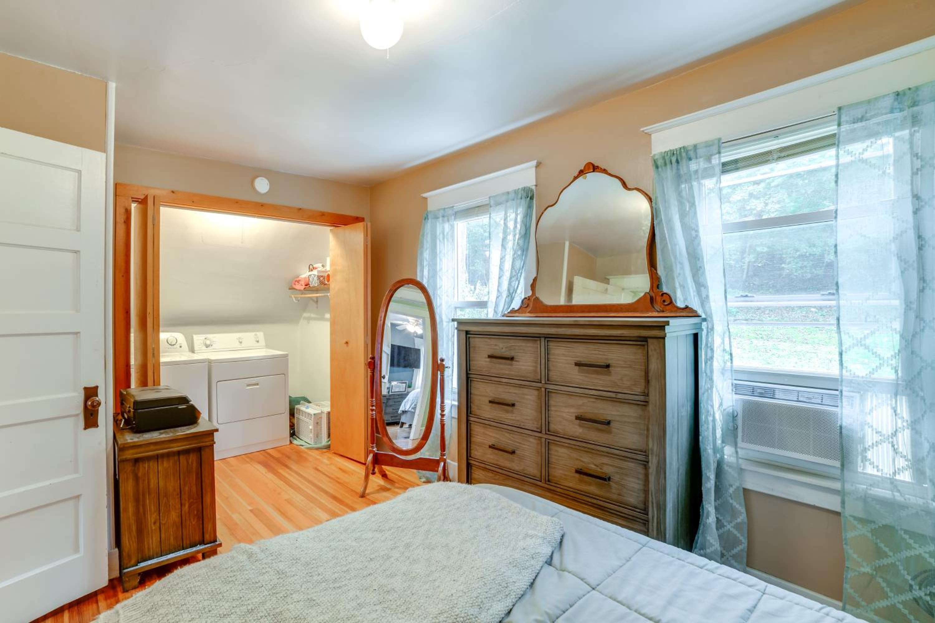 1 Mi to Dtwn Binghamton Pet-Friendly Home with Deck