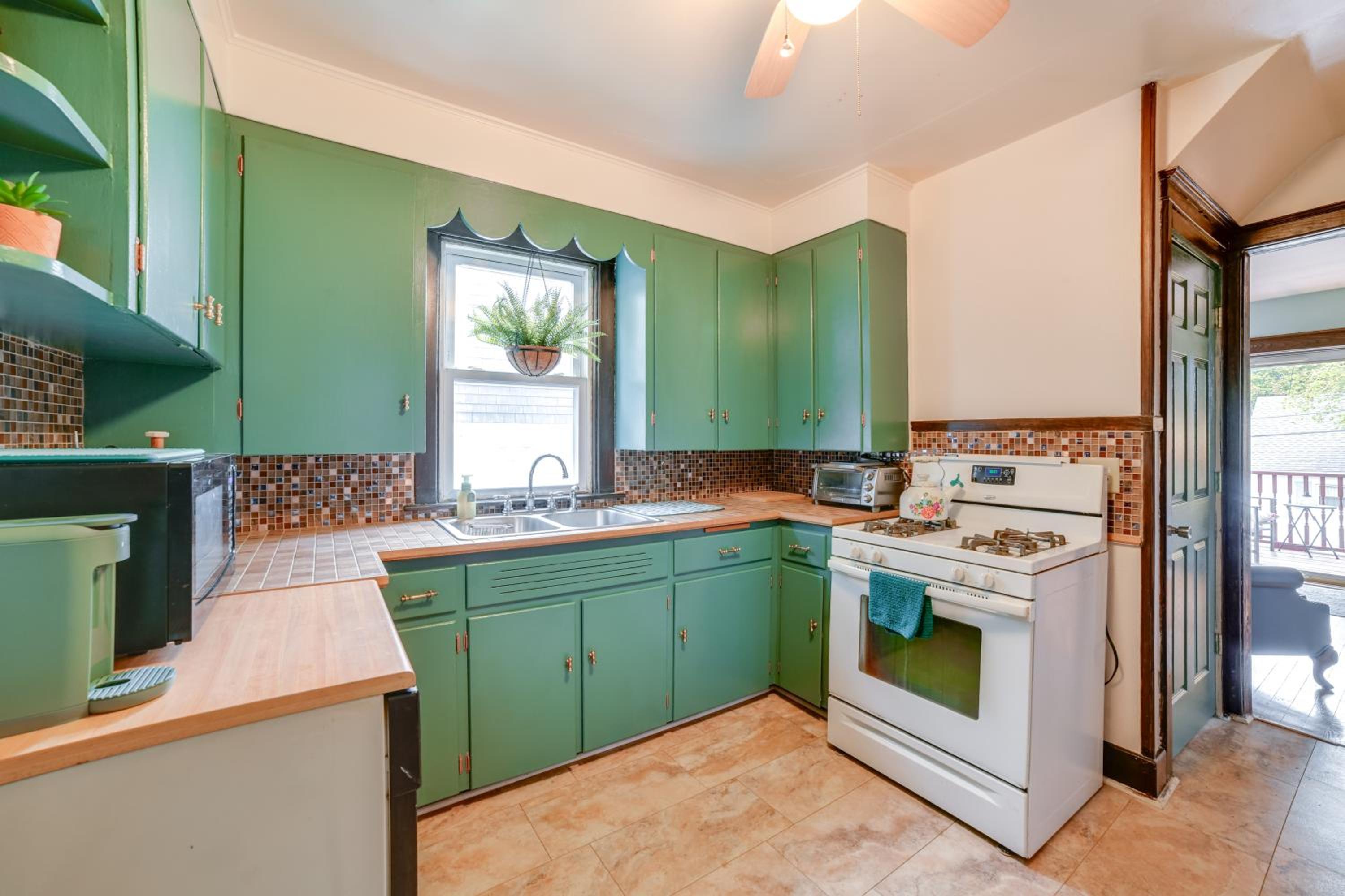 1 Mi to Dtwn Binghamton Pet-Friendly Home with Deck