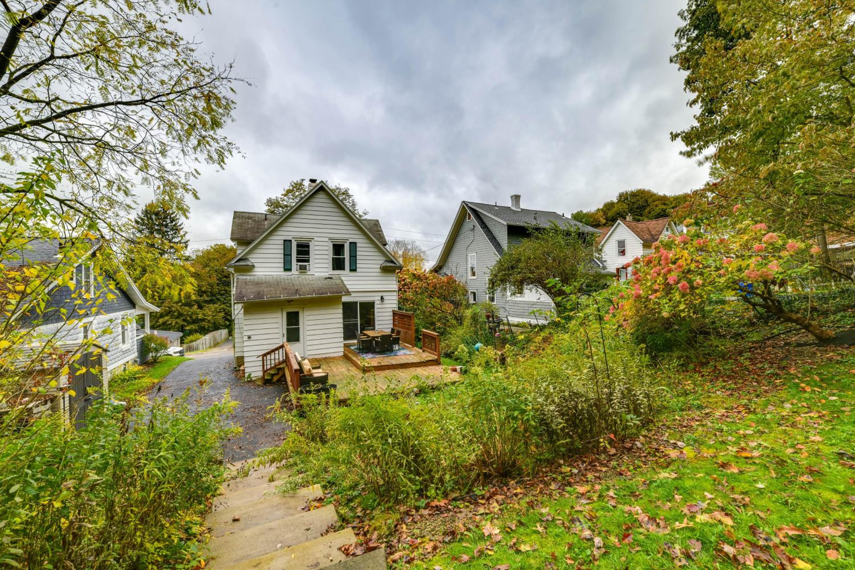 1 Mi to Dtwn Binghamton Pet-Friendly Home with Deck