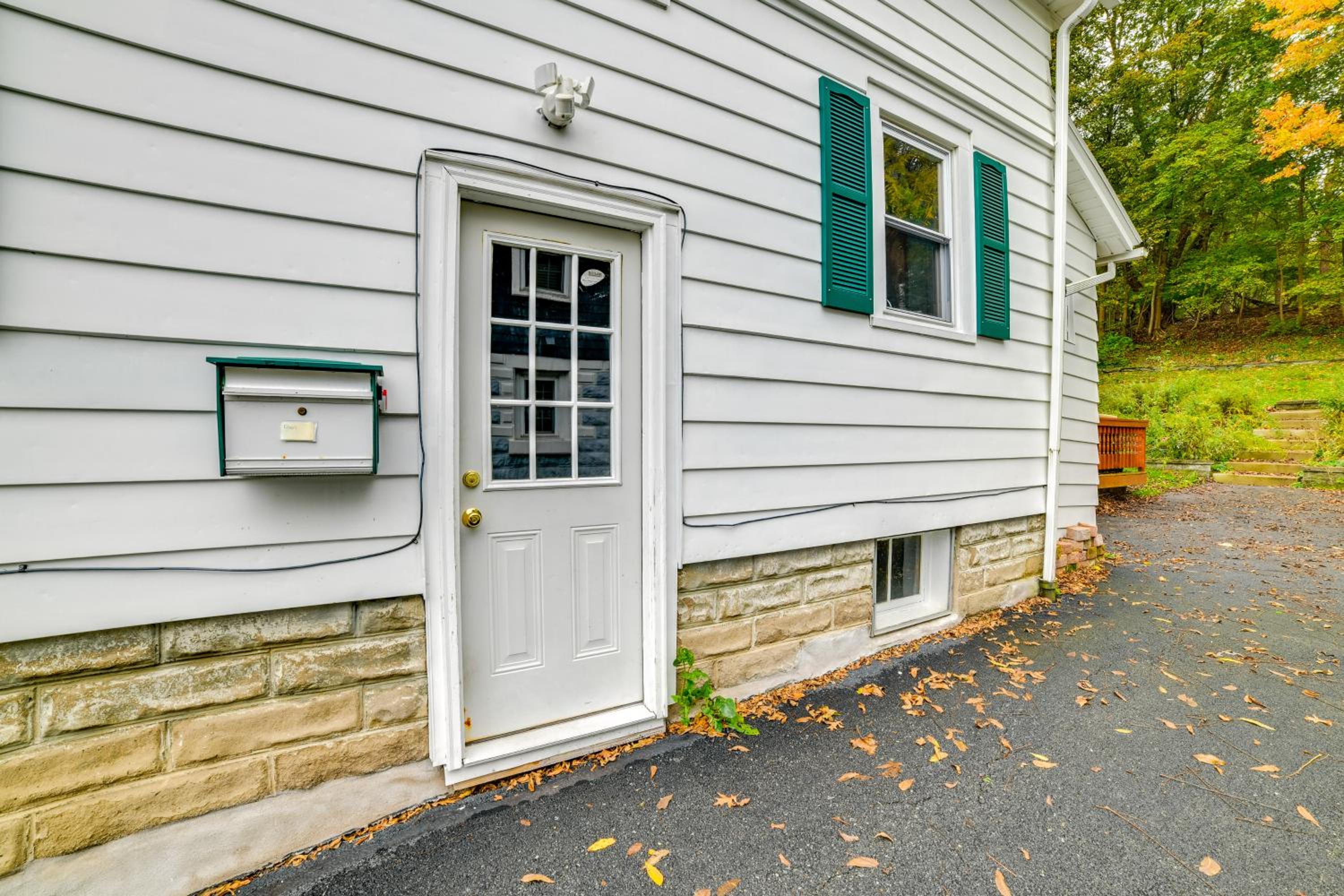 1 Mi to Dtwn Binghamton Pet-Friendly Home with Deck